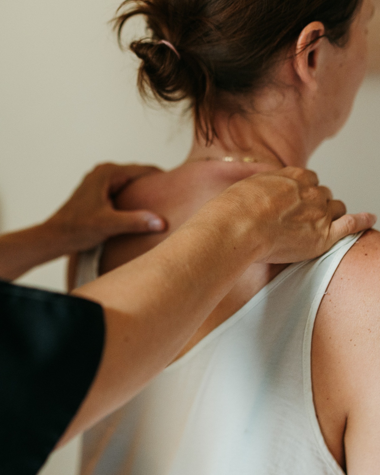 Dos tendu, nuque raide, épaules contractées ?
Les tensions du dos, de la nuque et des épaules sont aujourd’hui très fréquentes. Les muscles comme les trapèzes, les rhomboïdes et les muscles paravertébraux travaillent en permanence pour maintenir la posture et sont souvent les premiers à accumuler le stress et la fatigue.
Plusieurs facteurs peuvent être à l’origine de ces douleurs :
• posture prolongée devant l’ordinateur
• stress et charge mentale
• manque de mouvement
• tensions émotionnelles
• activité physique intense
Avec le temps, ces tensions peuvent provoquer :
– douleurs dans le haut du dos
– nuque raide
– épaules lourdes
– maux de tête
– sensation de fatigue corporelle
Le massage profond et personnalisé permet de travailler en douceur mais efficacement sur ces zones de tension.
Grâce à des manœuvres ciblées sur les trapèzes, les rhomboïdes et les muscles paravertébraux, le massage aide à :
- Relâcher les nœuds musculaires
- Améliorer la mobilité du dos et de la nuque
- Favoriser la circulation sanguine
- Apaiser le système nerveux
Le corps retrouve progressivement souplesse, légèreté et détente durable.
Chaque massage est adapté aux besoins du corps pour soulager les tensions et retrouver un véritable bien-être.
📍 Saint-Paul-Trois-Châteaux
aucreuxdessens.fr
Réserver en ligne : https://au-creux-des-sens.reservio.com
#massagedos
#massagesaintpaultroischateaux
#bienetredrome
#massagedetente
#massagedosnuqueepaules
#dromeprovencale