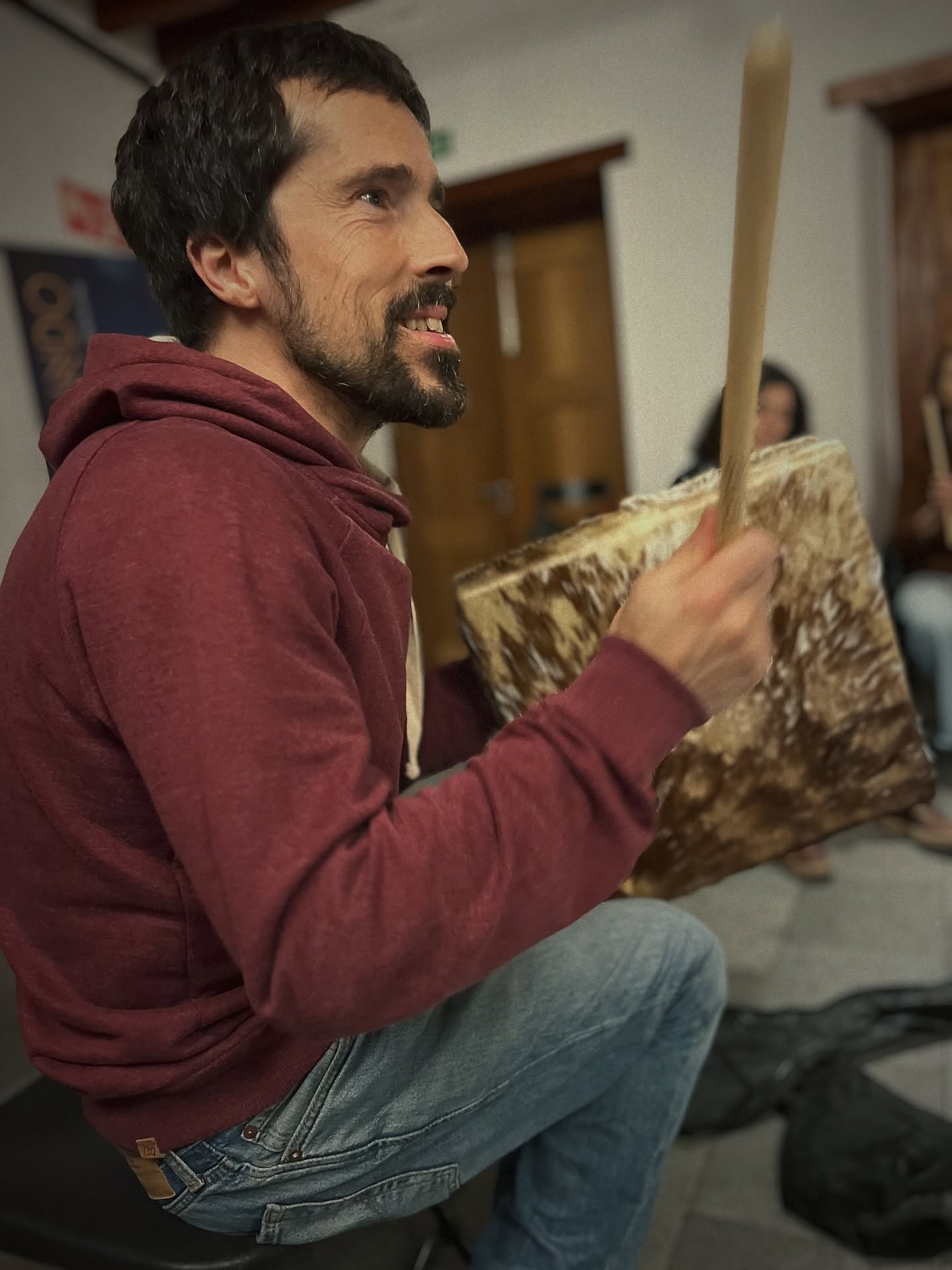 «PANDERO CUADRADO, SARTÉN DEL PAYO Y ALMIREZ»
Hoy disfrutamos de la primera sesión del taller de pandero cuadrado, sartén del payo y almirez con el maravilloso Fran Lucas♥️
Exploramos ritmos y el diálogo entre instrumentos dentro de la percusión ibérica 🥁
Colaboran:
@lalagunacultura
@adriandelcastillo
@lalagunaayto
@cabildotenerife
@icdcultural
@gobcanarias
@laboratorio_escenico
@companiapieles
@percusioncanaria
@bagauda
@laartilleriacerveceria
#Percusión #PercusiónIbérica #PanderoCuadrado #Almirez #MúsicasDeRaíz Cultura