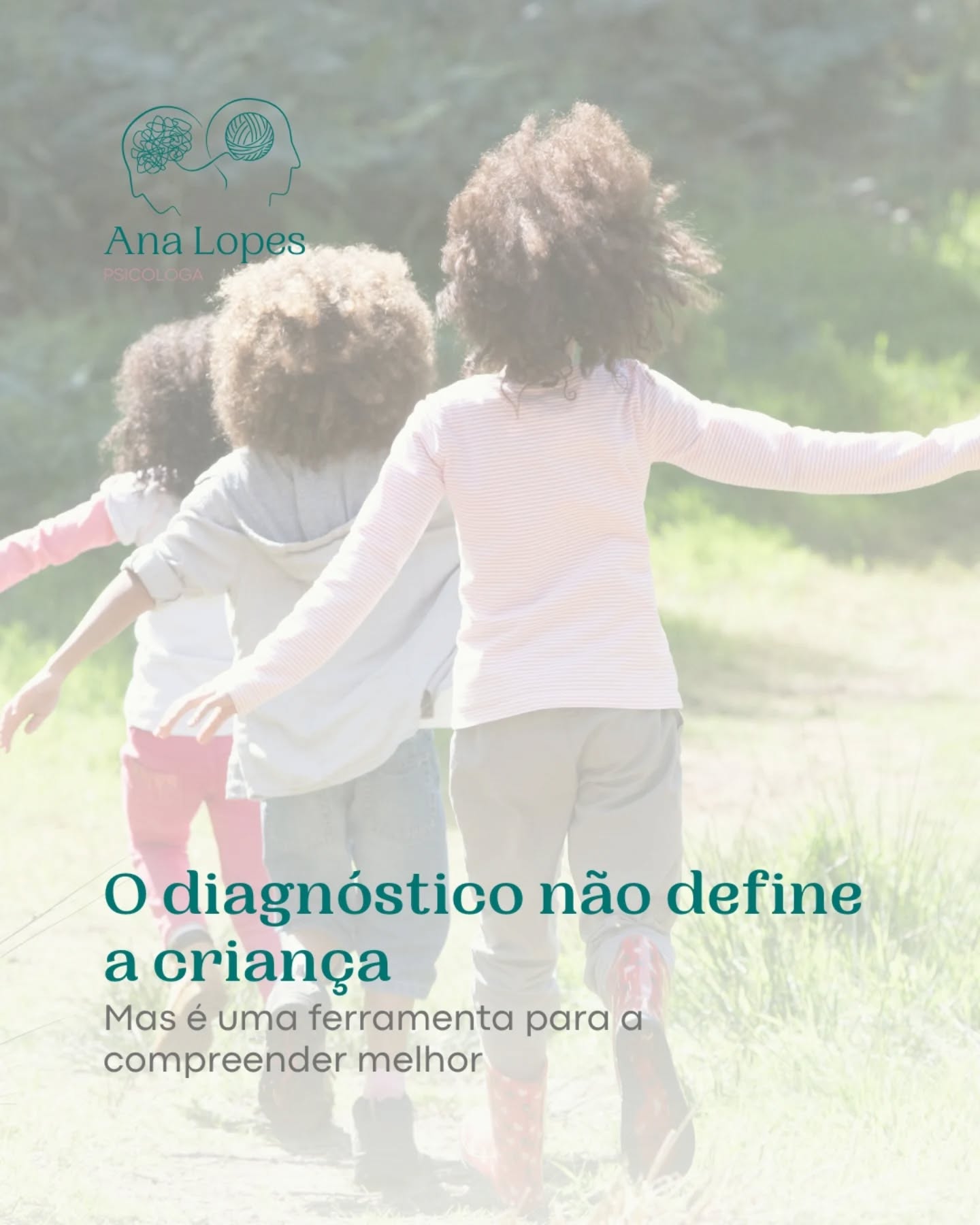 ⚠️ Um diagnóstico não define a criança.
Muitos pais chegam à consulta com este medo:
“E se este diagnóstico passar a definir o meu filho?”
É um medo compreensível.
Mas é também um mito.
Um diagnóstico não é um rótulo que limita a criança.
É uma lente que nos ajuda a compreendê-la melhor.
Sem essa lente, muitas vezes a criança é vista como:
• “preguiçosa”
• “mal-comportada”
• “desinteressada”
• “difícil”
Com essa lente, começamos a perceber:
✨ porque certas coisas são mais difíceis
✨ que apoios podem realmente ajudar
✨ como ajustar expectativas
✨ como potenciar os seus pontos fortes
Porque a verdade é esta:
Uma criança não é um diagnóstico.
É uma criança que:
🌱 tem interesses únicos
🌱 tem talentos próprios
🌱 sente intensamente
🌱 aprende de forma diferente
🌱 tem um enorme potencial
O diagnóstico não muda quem ela é.
Ajuda apenas os adultos à sua volta a compreendê-la melhor e apoiá-la de forma mais adequada.
E quando uma criança é verdadeiramente compreendida,
ganha espaço para crescer.
💬 Se é pai ou mãe e o seu filho recebeu recentemente um diagnóstico, lembre-se:
o mais importante não é o rótulo.
É o olhar que escolhemos ter sobre a criança.
#ansiedadeinfantil #Autismo #phda #diagnostico #psicologiaInfantil