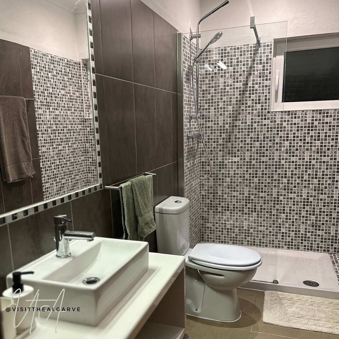 Salt in your hair, sand on your skin - after your time at the beach, make your way to our first tranquil bathroom for all of your self care needs 🌊☺️ ⎮ #beachbum #apartmentliving #selfcare