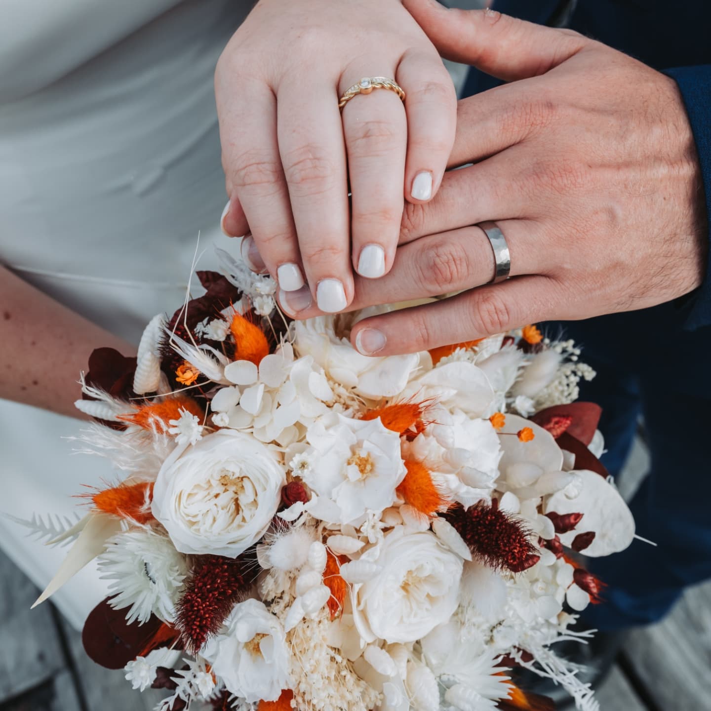 Recevoir vos magnifiques photos suite à vos mariages est toujours un immense bonheur ✨🧡
Voir mes créations prendre vie dans des moments aussi précieux, entourés de tant d'amour et d'émotion me touche beaucoup !
A&E merci pour votre confiance. Votre gentillesse à rendu cette collaboration encore plus spéciale 😍💐
Ces instants partagés durant l'élaboration des créations et d'ensuite avoir vos retours positifs sont la raison pour laquelle j'aime tant mon métier 💐🧡
Merci pour vos retours en 📸 et me permettre de faire partie de vos souvenirs à travers mes créations 😍🫶🏻
Ici la jolie mariée 👰🏻♀️ souhaitait un petit bouquet rond 😊😍
#mariage#bouquetfleurssechees#bouquetrond#mariagesuisse#fleurssechees#fleurs#fleuristesuisse#creatricesuisse#suisseromande#bouquetdemariee#bouquetdemarieefleurssechees#
📸 @studio.patrick.c.photo