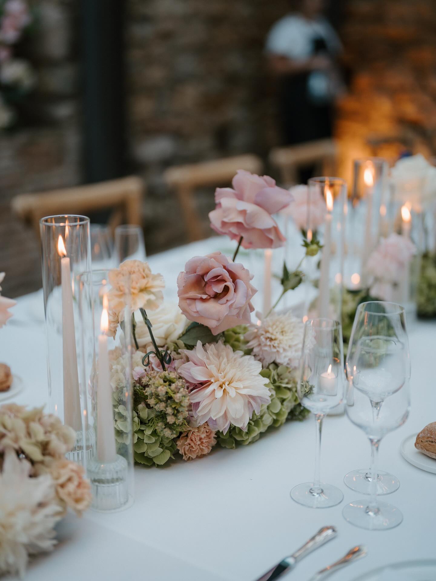3 WORDS: CAFÉ LATTE ROSES,
//We now call them •Ciara Roses• en la Casa Gaïa//
💕🫶🏾
.
.
.
Venue & Wedding Planner: @emmene_moi_au_chateau
Photographe: @megija.photography
Traiteur: @ombelinetreich
HMU: @jenya.makeup
Dress: @aboutlove_andco @mwlbride
Voile: @paviotcreateur
Dj: @lesjoliesmusiques
Cake: @meladogateaux