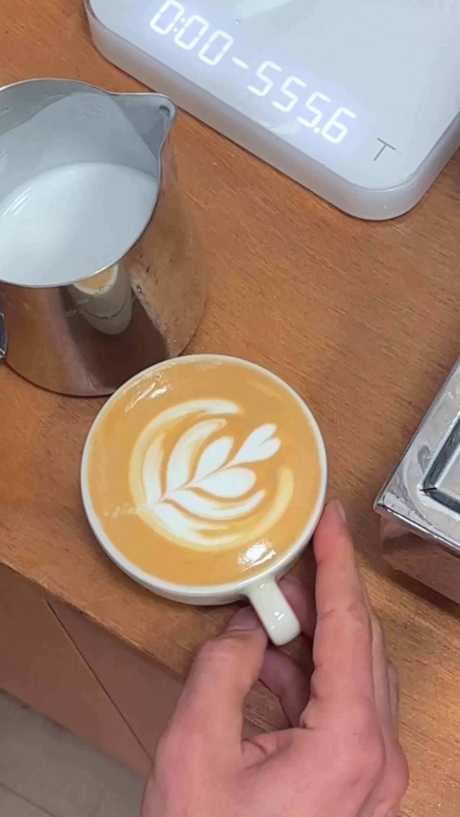 Chez MOJO, toutes les excuses sont bonnes pour se faire un flat white... et perfectionner ses latte arts ✨
La méthode infaillible :
> du lait entier bien frais et deux pichets
> les bons gestes
> un bon tour de main
et si la patience vous manque ... chez MOJO, on vous accueille en formation pour vous apprendre toutes les astuces et ne plus rater vos cœurs ou vos rosettas 🌿