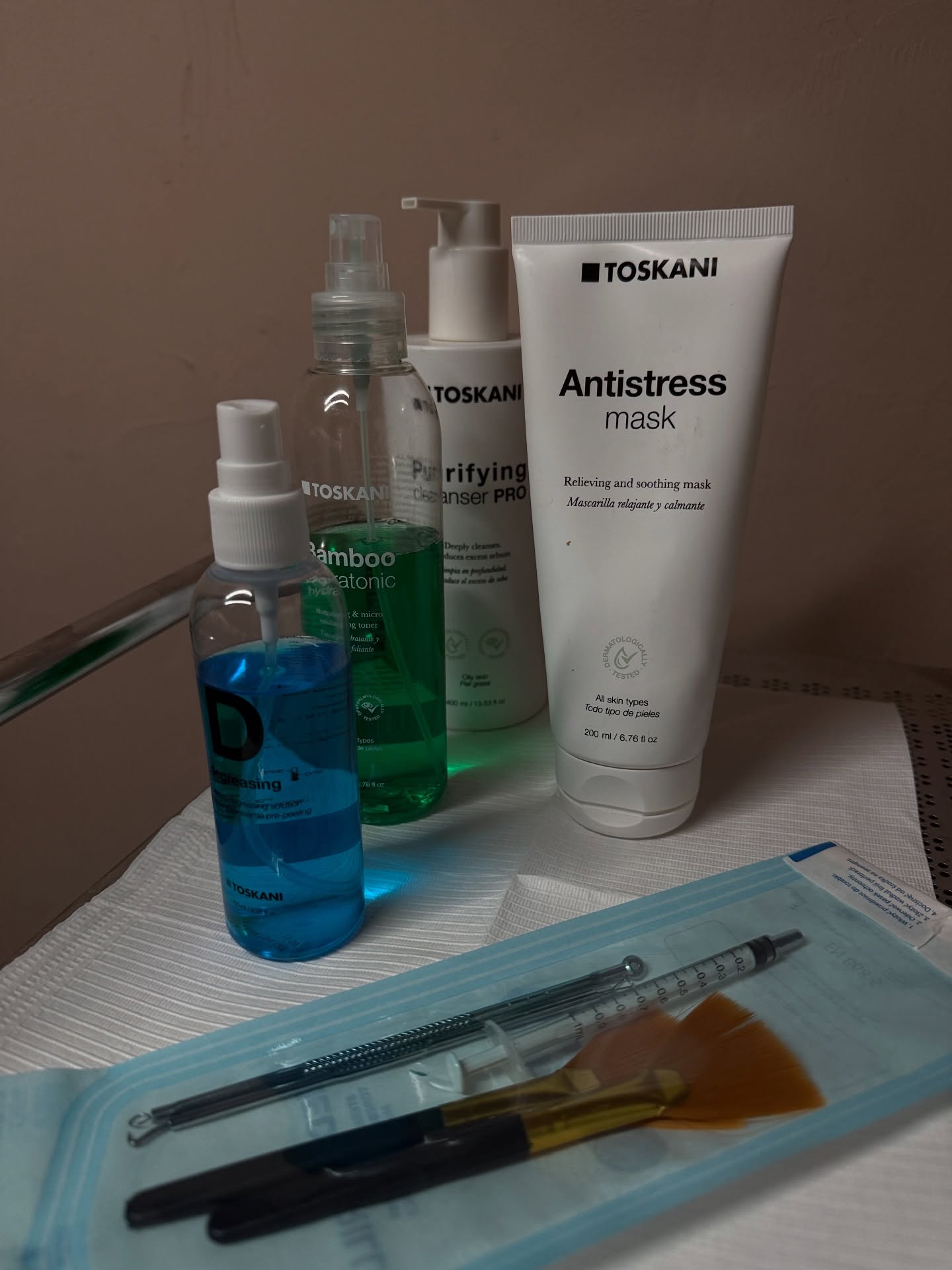 At Lana Skyn, hygiene and safety are always a top priority.
A common question clients ask is whether skin specialists disinfect all their tools before treatments.
This is an important question because proper hygiene protects the skin and prevents infections.
Unfortunately, not every beauty clinic follows strict hygiene protocols.
At Lana Skyn, every treatment begins with a clean and controlled environment.
All tools that come into contact with the skin are thoroughly disinfected before and after each use.
This includes equipment used for facials, microneedling, and other skin treatments.
Single-use materials are used whenever possible to maintain the highest hygiene standards.
If a tool is reusable, it is carefully cleaned and disinfected according to professional protocols.
Treatment beds and surfaces are also disinfected between every client.
Clean towels and fresh materials are prepared for each appointment.
This level of hygiene is essential for safe and effective skin treatments.
Clients can relax knowing their skin is treated in a professional and sanitary environment.
Proper disinfection also ensures that treatments deliver the best possible results.
Healthy skin starts with safe practices.
A clean clinic reflects professionalism and respect for every client.
At Lana Skyn, hygiene is not just a requirement, it is part of the clinic’s standard.
Every client deserves a treatment that is both effective and safe.
By maintaining strict hygiene protocols, Lana Skyn protects both skin health and client trust.
Because beautiful skin should always begin with a clean foundation. ✨