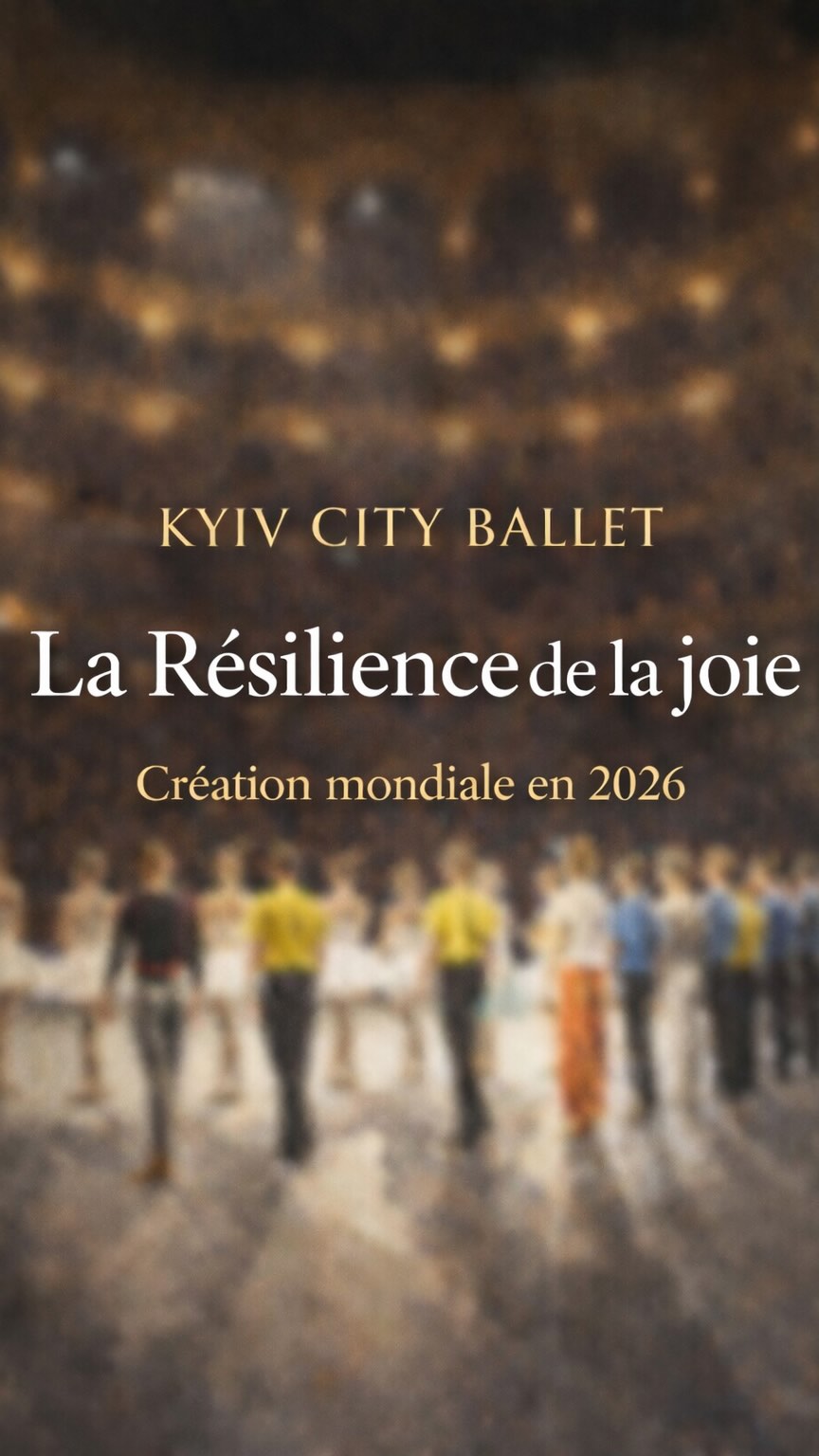 Il y a quatre ans le Kyiv City Ballet a trouvé une nouvelle maison à Paris.
Grâce à la Ville de Paris, au Gouvernement français, et à d’innombrables personnes —visibles et invisibles.
Nous avons longtemps cherché les mots pour dire merci.
Et nous avons compris qu’il n’y a qu’un seul endroit où nous savons vraiment parler :
La scène.
Pendant ces quatre années, nous avons vécu des moments qui pourraient remplir plusieurs vies.
Des moments d’incertitude. Des moments de courage. Des moments d’humanité.
Et tout au long du chemin, des personnes nous ont tendu la main.
Des centaines. Peut-être des milliers.
Certaines à nos côtés, ouvertement. D’autres, silencieuses, dans l’ombre.
À chacun d’entre vous —
Merci.
Vous nous avez rappelé que le monde est encore rempli de bonté.
Pendant longtemps nous avons eu du mal avec le mot résilience.
Au début, nous n’y entendions que l’écho de la douleur.
Quelque chose à endurer.
Mais peu à peu un autre sens est apparu.
La résilience n’est pas seulement endurer.
C’est se relever.
Pas seulement survivre —mais avancer vers la lumière.
Ensemble, nous avons retrouvé la force.
Les uns dans les autres. Dans la danse. Dans l’espoir.
Et aujourd’hui nous rassemblons ces moments pour créer quelque chose de nouveau.
Notre nouvelle création
La Résilience de la joie
Une histoire sur notre chemin.
Un merci à tous ceux qui nous ont apporté la lumière.
Création mondiale en 2026
Nous avons hâte de la partager avec vous.
Kyiv City Ballet La Résilience de la joie