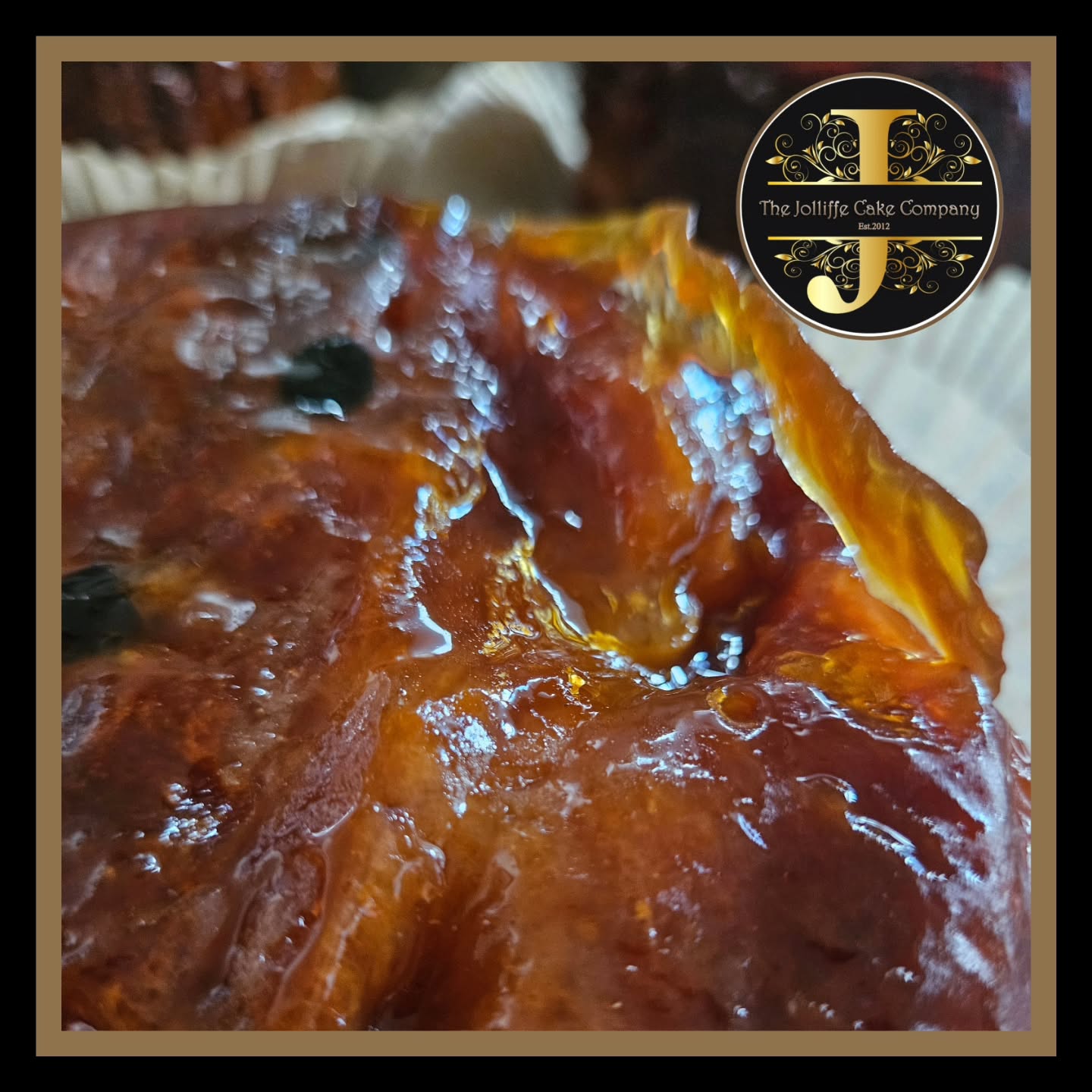 All Tuesday lardy cakes were.despatched yesterday, just look at that crown of stickiness! (If you warm them slightly its melts the sticky and its just like they are warm from the oven!) Also Retro Chocolate Oat Squares/ Oaties and Tottenham Cake! Always available to order via our website. Lardy cakes are ONLY despatched on Tuesdays and Thursday, with a 2 WORKING day lead time. All other bakes are despatched Tuesdays-Fridays, also with a 2 WORKING day lead time. #lardycakebypost #tottenhamcake #chocolateoaties #thejolliffecakecompany #ukberkshire