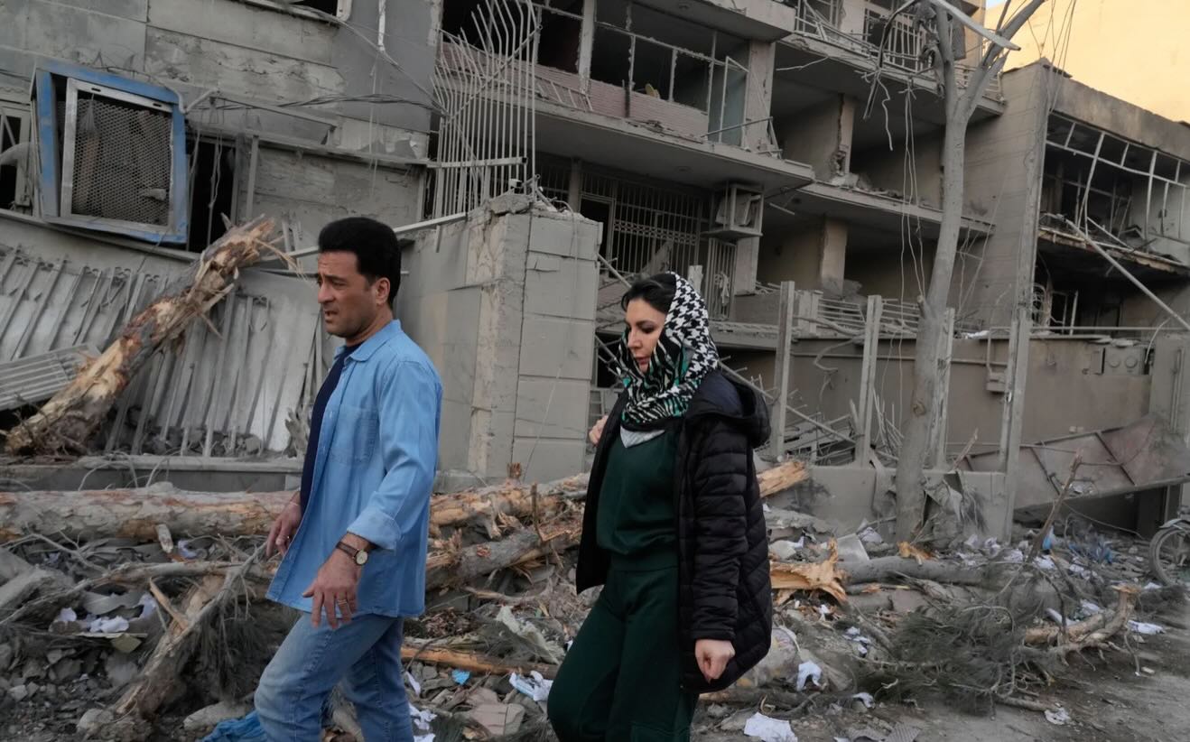 🇮🇷 A Guerra no Irã por um lado pouco comentado!
Em meio à escalada da Guerra, o aspecto humanitário revela como guerras ultrapassam disputas geopolíticas, bombardeios e a destruição é ainda maior que a física apenas.
Independentemente das disputas geopolíticas e narrativas em torno de conflitos, há um ponto que não admite controvérsia: em qualquer guerra, quem mais sofre são os civis. Especialmente os mais vulneráveis.
Em um conflito aberto, os impactos não se limitam às áreas atingidas por bombardeios. As primeiras consequências humanitárias costumam ser deslocamentos internos em massa. O impacto da guerra se espalha rapidamente afetando hospitais, escolas, transporte... E há efeitos que ultrapassam fronteiras. A região é fundamental pro fluxo global de energia e comércio, tensões prolongadas podem pressionar preços de combustíveis e alimentos. Outro ponto, hospitais passam a operar sob estresse extremo: escassez de insumos, energia e equipes. Além da infraestrutura civil: danos a redes elétricas, estações de água, estradas...
👉🏻 Se quiser ler esta análise completa (e outras): assine nossa Newsletter (LINK NA BIO)!
👉🏻 Se quiser ajudar vítimas deste triste conflito: (LINK NA BIO)!