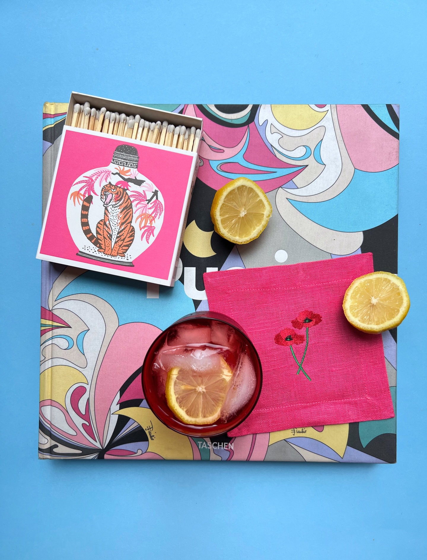 Quieres una pieza única?
Estás cocteleras en fucsia vibrante definitivamente son lo que necesitas para darle color a tu día.
*Edición limitada, pocas unidades disponibles.