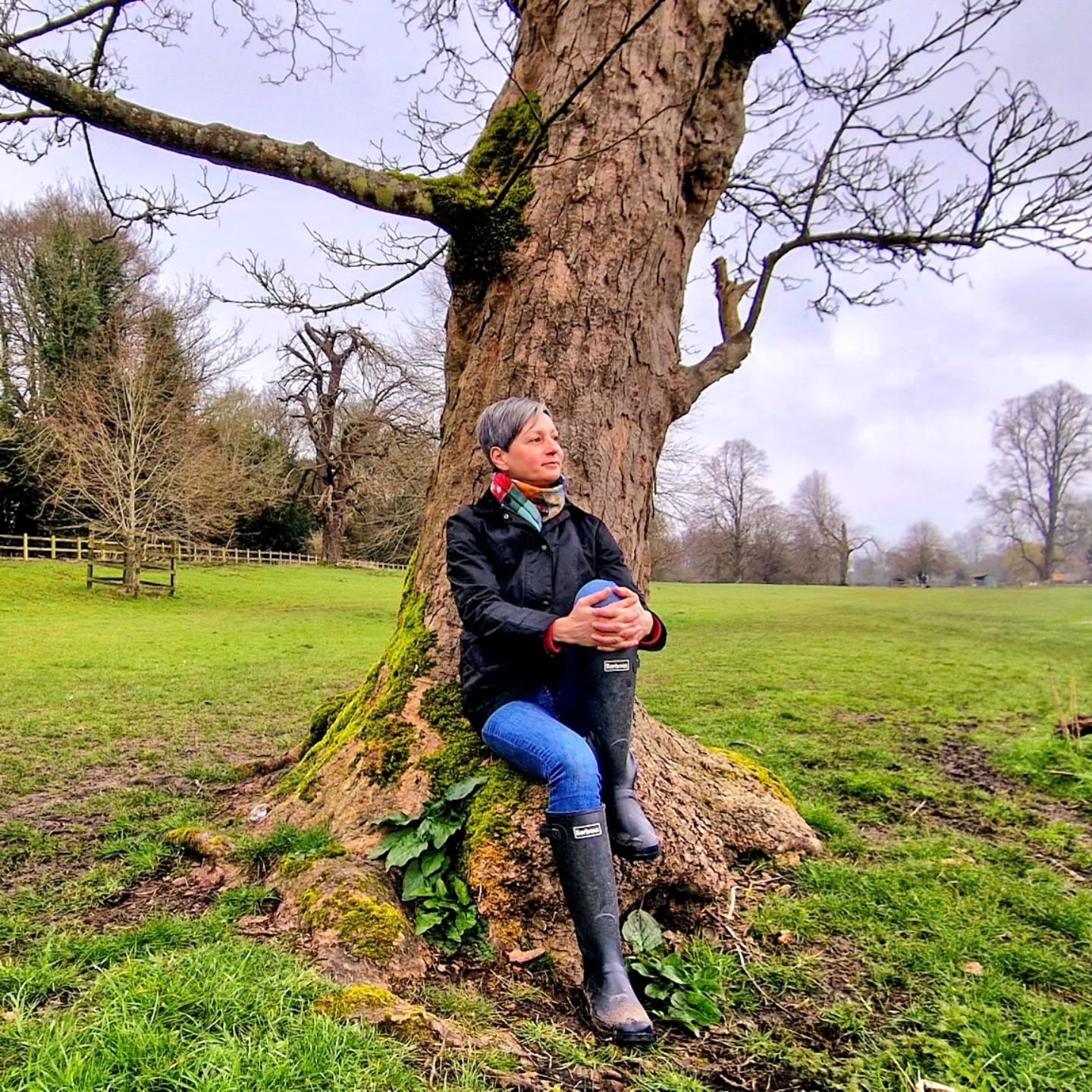 “Being at one with nature” 🌳🐿🍁🐎
Amo molto questa espressione inglese che vuol dire sentirsi completamente in sintonia con la natura, un tutt'uno diremmo noi, come se ogni passo, ogni respiro e ogni sguardo trovassero il loro posto nel mondo che ci circonda.
Ecco, questo è esattamente quello che provo quando cammino nei meravigliosi sentieri della campagna inglese: dopo un po' anche il rumore del vento tra gli alberi diventa una voce familiare che mi ricorda che faccio parte di qualcosa di più grande.
John Muir, che di natura se ne intendeva parecchio, diceva che passeggiando nella natura si riceve sempre molto più di quello che si cerca.
Non potrei essere più d'accordo: esci per fare una semplice camminata, ma torni con la mente più leggera, il cuore più pieno e quella sensazione di serenità che nessun altro posto riesce a darti allo stesso modo.
E voi avete un luogo speciale in cui vi sentite in perfetta armonia con la natura?
#passionecampagnainglese #JohnMuir #camminarenellanatura #naturelovers #mindfulwalking freshair naturebeauty