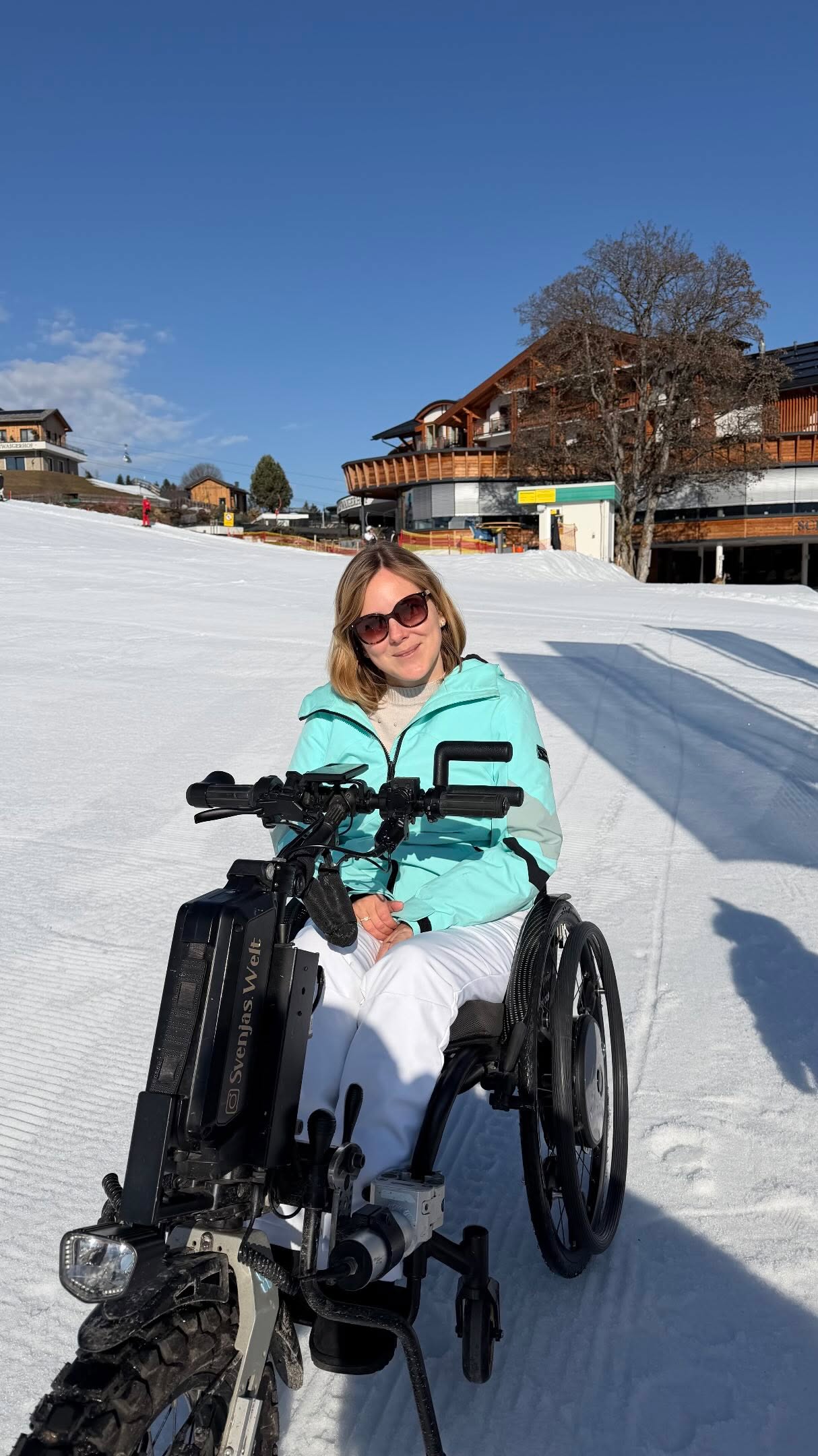 GEWINNSPIEL ✨ / Anzeige
Urlaub in den Bergen, direkt an der Piste, mit unglaublich leckerem Essen, Entspannung im Spa und ganz viel Action für die ganze Familie. Genau das findest du im wunderschönen Hotel Schwaigerhof in Schladming erlebt. ⛰️✨
Und jetzt habt ihr die Chance, genau hier eine kleine Auszeit zu gewinnen:
🎁 3 Nächte für 2 Erwachsene und 2 Kinder inklusive Verwöhnpension
(Flexibles Datum, ausgenommen Weihnachten/Silvester und Februar)
So kannst du teilnehmen:
✅ Folge @hotelschwaigerhof und @svenjas.welt
❤️ Like diesen Beitrag
💬 Kommentiere und markiere gerne, mit wem du diesen Urlaub verbringen würdest. Mehrfach Kommentare möglich.
📌speichere dir den Beitrag, damit du das Mega Hotel auf jeden Fall wiederfindest
📅 Teilnahmeschluss ist der 18.03.2026 um 23:59 Uhr.
Der/die Gewinner*in wird innerhalb von 24 Stunden per DM benachrichtigt und muss sich innerhalb von 24 Stunden zurückmelden. Das Gewinnspiel wird per Zufallsprinzip ausgelost.
Wir wünschen euch ganz viel Glück! 🍀✨