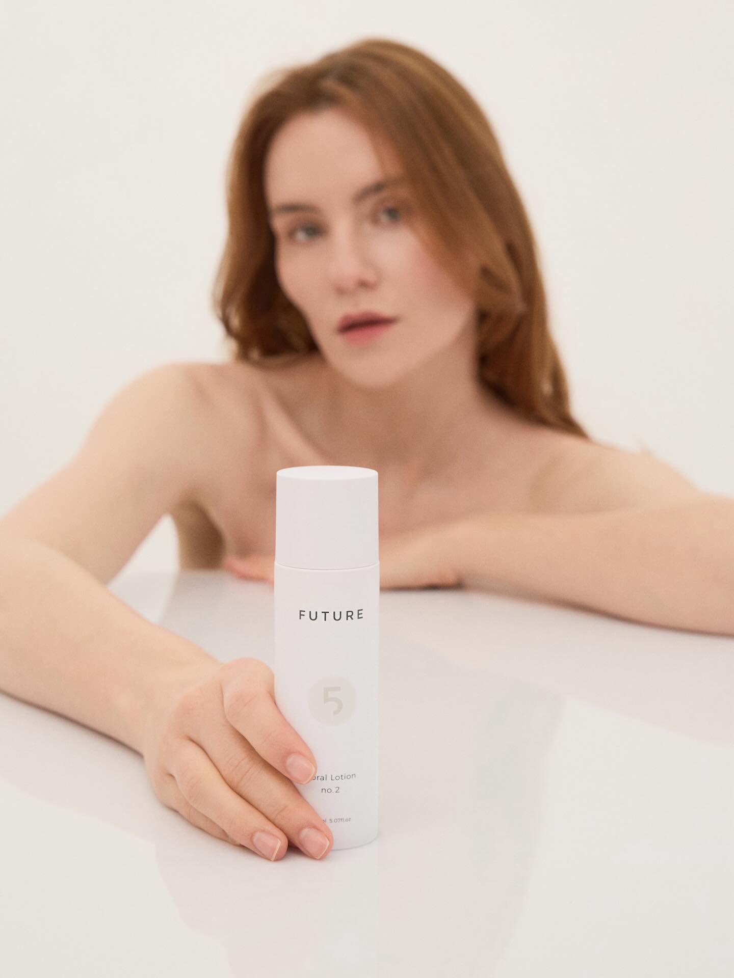 What do you get when you combine AHAs and BHAs, Hibiscus, Lavender, Grape, Arnica, and Neroli oil? A toner that truly prepares your skin to get the best from your care ritual:
- Cleansing and purifying
- Exfoliating
- Improving micro circulation
- Regenerating
- Cleansing without compromising pH
This is FLORAL LOTION NO. 2 – one toner to bring them all together!
#future5elements #FloralLotionNo2 #ExfoliatingToner #BalancedSkin #GlowRitual