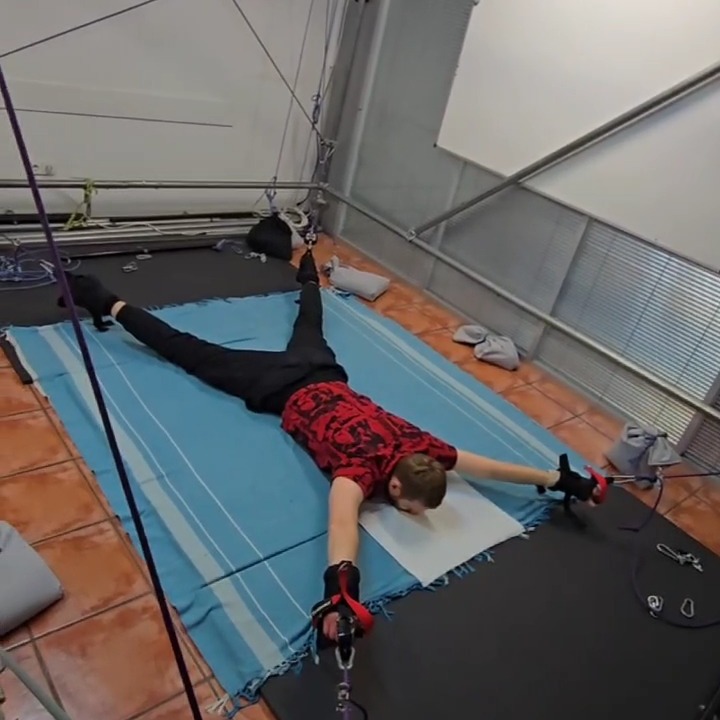 Можно просто лежать и просто отдыхать, а тело работает в восстановительном режиме.
Самая простая форма разблокировки тела и снятия тонуса с мышц.
🔥🔥🔥👍