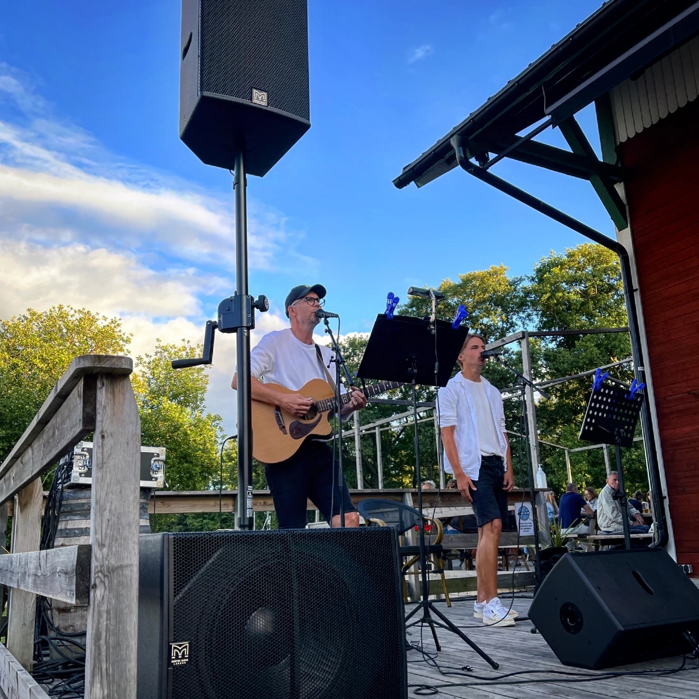 I sommar har Magnus Hult spelat på sitt nya PA från Martin Audio till stor glädje för alla som haft möjlighet att lyssna. Här tillsammans med Felix Boström.
3 CDD-Live 12 (varav en monitor)
2 XP118
1 TF-rack
@kuludden_hult #martinaudio #wssab @martinaudio @yamaha_proaudio_official