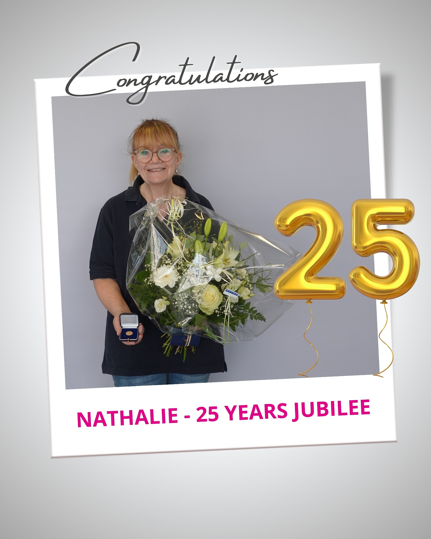 Nathalie feiert ihr 25. Jubiläum bei der Feller Pivotages SA. Wir gratulieren und danken ihr herzlich für die Treue, ihr grosses Engagement, ihre sorgfältige Arbeitsweise und freuen uns auf weitere gemeinsame Jahre! 💐🤩
Nathalie fête son 25ème jubilé chez Feller Pivotages SA. Nous la félicitons et la remercions chaleureusement pour sa fidélité, son grand engagement et son travail soigné, et nous nous réjouissons des années à venir ensemble ! 💐🤩
«Heute darf ich auf 25 Jahre in diesem Unternehmen zurückblicken. Wenn ich daran denke, dass wir bei meinem Start zu fünft waren und heute ein Team von rund 85 Mitarbeitenden sind, erfüllt mich das mit grossem Stolz. In dieser Zeit habe ich unglaublich viele Veränderungen und Herausforderungen erlebt und dabei zahlreiche neue Kolleginnen und Kollegen kennengelernt. Besonders schön finde ich, dass wir gemeinsam gewachsen sind. Mir gefällt es immer noch sehr gut. Ich komme gerne zur Arbeit, fühle mich wohl und erledige meine Aufgaben mit Freude. Auf weitere gute Jahre der Zusammenarbeit!»
#fellerpivotagessa #jubiläum #jubilee #anniversary #25years #watchindustry #component #watchcomponent #swisscomponent #celebration #dankbar