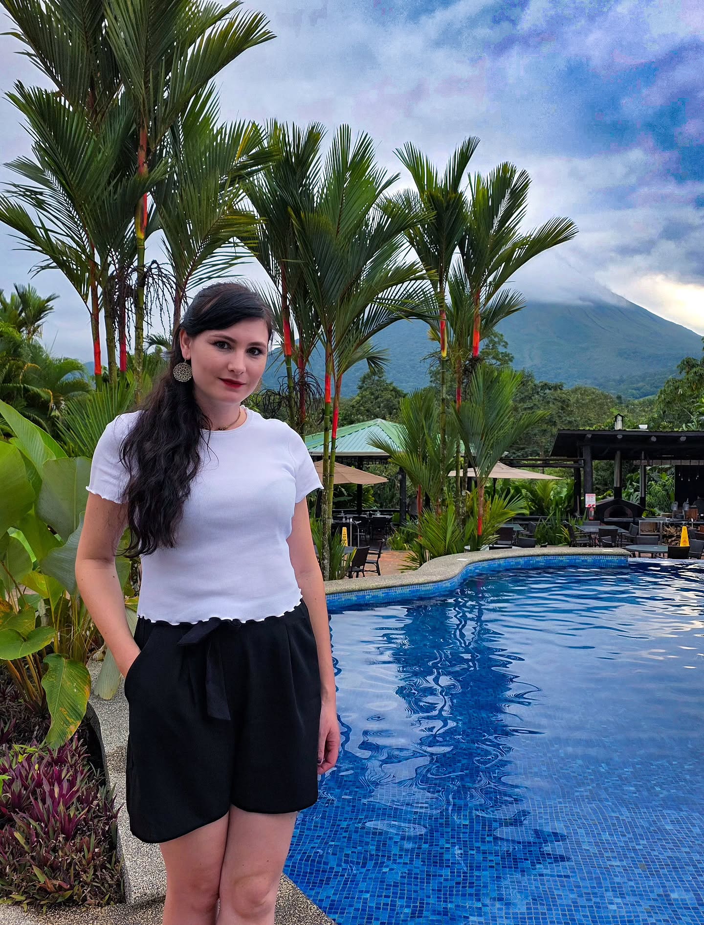 𝑽𝒐𝒍𝒄𝒂𝒏𝒐 𝒔𝒄𝒆𝒏𝒆𝒔 𝒂𝒏𝒅 𝒋𝒖𝒏𝒈𝒍𝒆 𝒈𝒓𝒆𝒆𝒏𝒔 — 𝑨𝒓𝒆𝒏𝒂𝒍 𝒍𝒊𝒗𝒊𝒏𝒈 𝒊𝒏 𝒎𝒚 𝒅𝒓𝒆𝒂𝒎𝒔. 🌋🌿✨
#arenal #volcano #costarica🇨🇷 #puravida #travellingthroughtheworld
@arenalmanoa
@visit_costarica