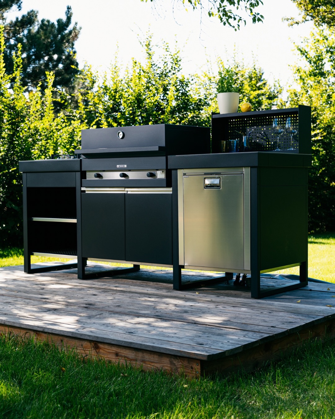 Fògher Lares 🖤
Modulová venkovní kuchyň, kterou si poskládáte podle svého. Vybíráte z desítek různých dílů a technologií, aby vám velikostí i vybavením přesně sedla. Praktické řešení. 👌
Stačí, když nám dáte vědět, co si přejete, a my vám sestavíme vzorovou konfiguraci na míru. ✍️🌳
#venkovnikuchyn #garden #braaiwithus
#zahradnikuchyn #outdoorliving