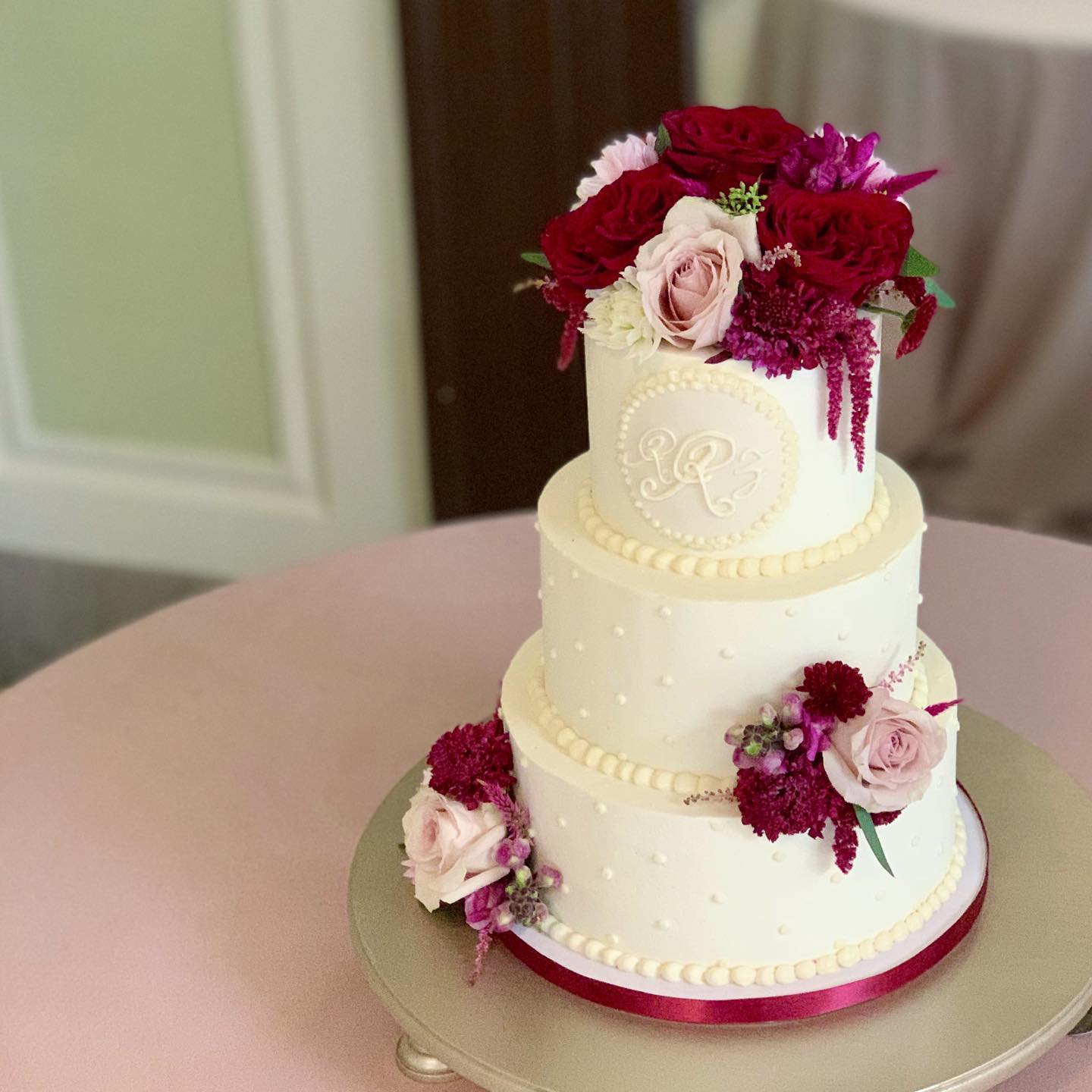 It’s wedding Wednesday!#weddingcake #weddingwednesday #southernwedding #broad&fifth #romega #romegeorgia #georgiaweddings #weddingcakedesign #cottagebakery #cakeoftheday #instacake #cakesofinstagram