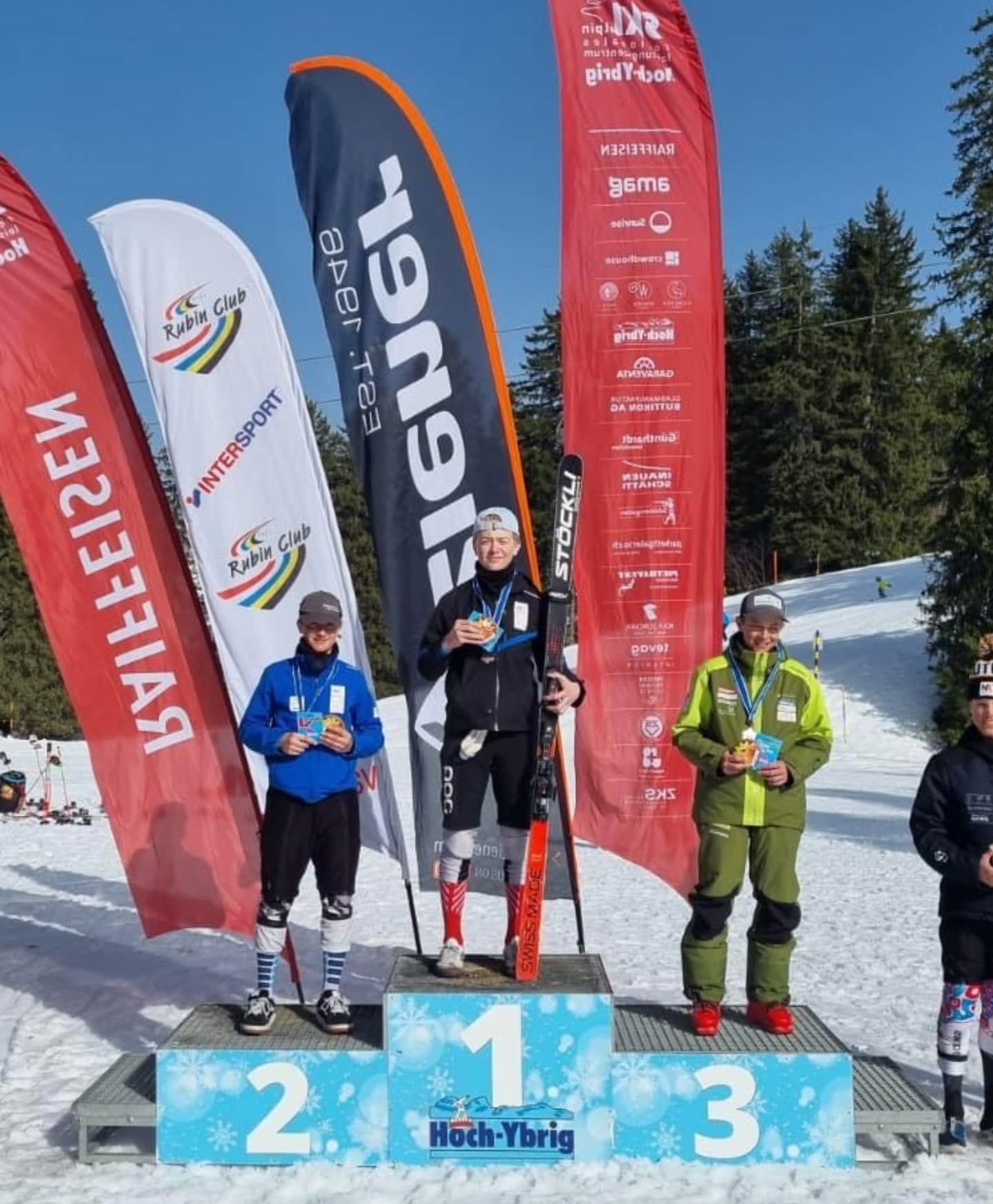 Erfolgreiches Rennwochenende🤩⛷️
Neben den GPM-Finalqualifikationen standen an diesem Wochenende noch weitere Rennen auf dem Programm und auch dort gab es starke Resultate💪🏼
Bei den ZSV Meisterschaften am Samstag im SG sicherte sich Jan den starken 1. Platz🥇
Beim RiSa Derby heute überzeugte Finn gleich doppelt💪🏼
Im ersten Rennen fuhr er auf den 2. Platz🥈
Im zweiten Rennen holte er sich den 1. Platz🥇
Auch Noah zeigte eine weitere tolle Leistung und erreichte beim Minikipp den 2. Platz🥈🔝🤩
