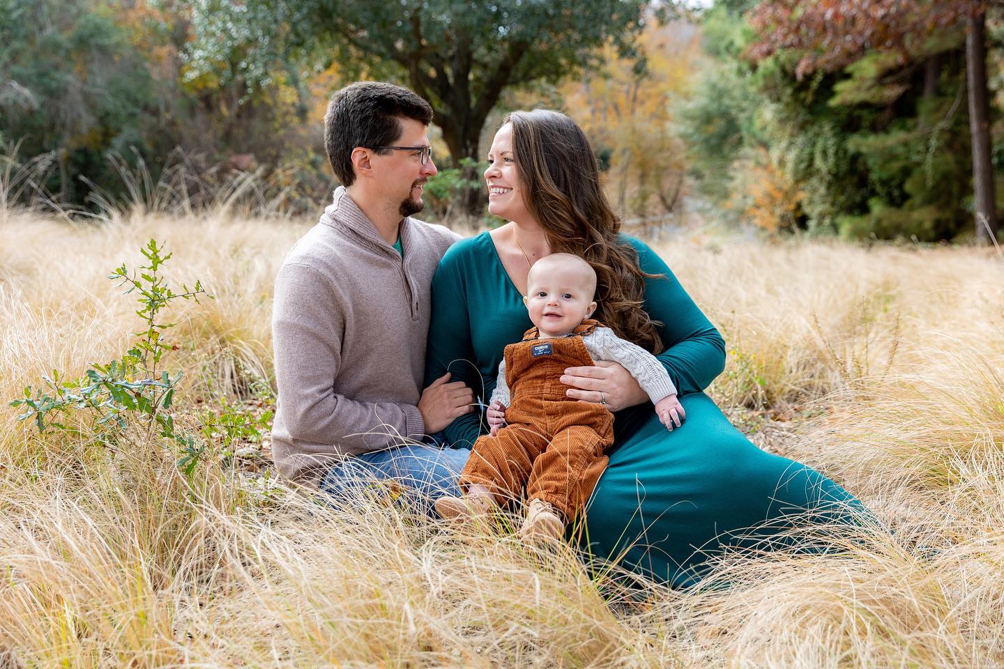 Would you believe this entire session took place between two roads on a tiny sliver of tall grass with good lighting? When we have windy winter weather and can’t shoot at the beach… we can still make magic happen! #12thstreetportraits #obx #outerbanks #outerbanksphotographer #corollaphotographer