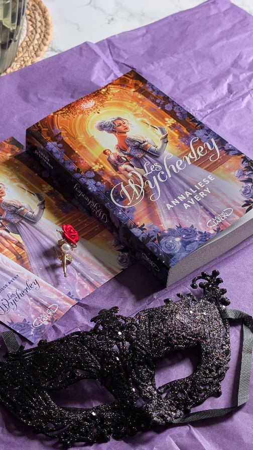 Aujourd'hui j'ai reçu « Les Wycherley » de Annaliese Avery qui est paru chez @michellafon_jeunesse !
Voici le résumé pour vous donner envie de plonger dans cet univers :
Une malédiction. Deux ennemis. Une magie qui les lie.
Aurelia Wycherley est une sorcière maudite. Lors des bals somptueux où se courtisent les débutants, personne ne l'approche. Personne, sauf Jules Nightly, un sorcier arrogant, et surtout le descendant de l'homme qui a voué les Wycherley à la damnation éternelle. Pour défaire la malédiction, Aurelia va devoir se rapprocher de son ennemi juré... Mais jusqu'où est-elle prête à aller ?
Robes de bals et duels de sorciers
Plongez dans le monde des Wycherley
Alors, on embarque pour cette belle histoire ❤️ ?
#unboxing #SortieLittéraire #leswycherley #annalieseavery #roman