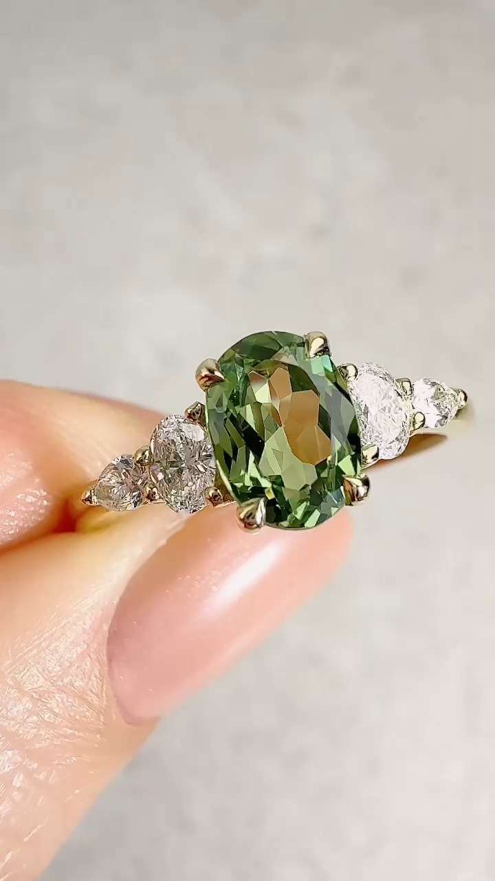 The Naia✨ A ring that feels personal rather than traditional. Mixed cut diamonds tapering beautifully away from the oval green sapphire. Always low set for comfort and ease 🙌