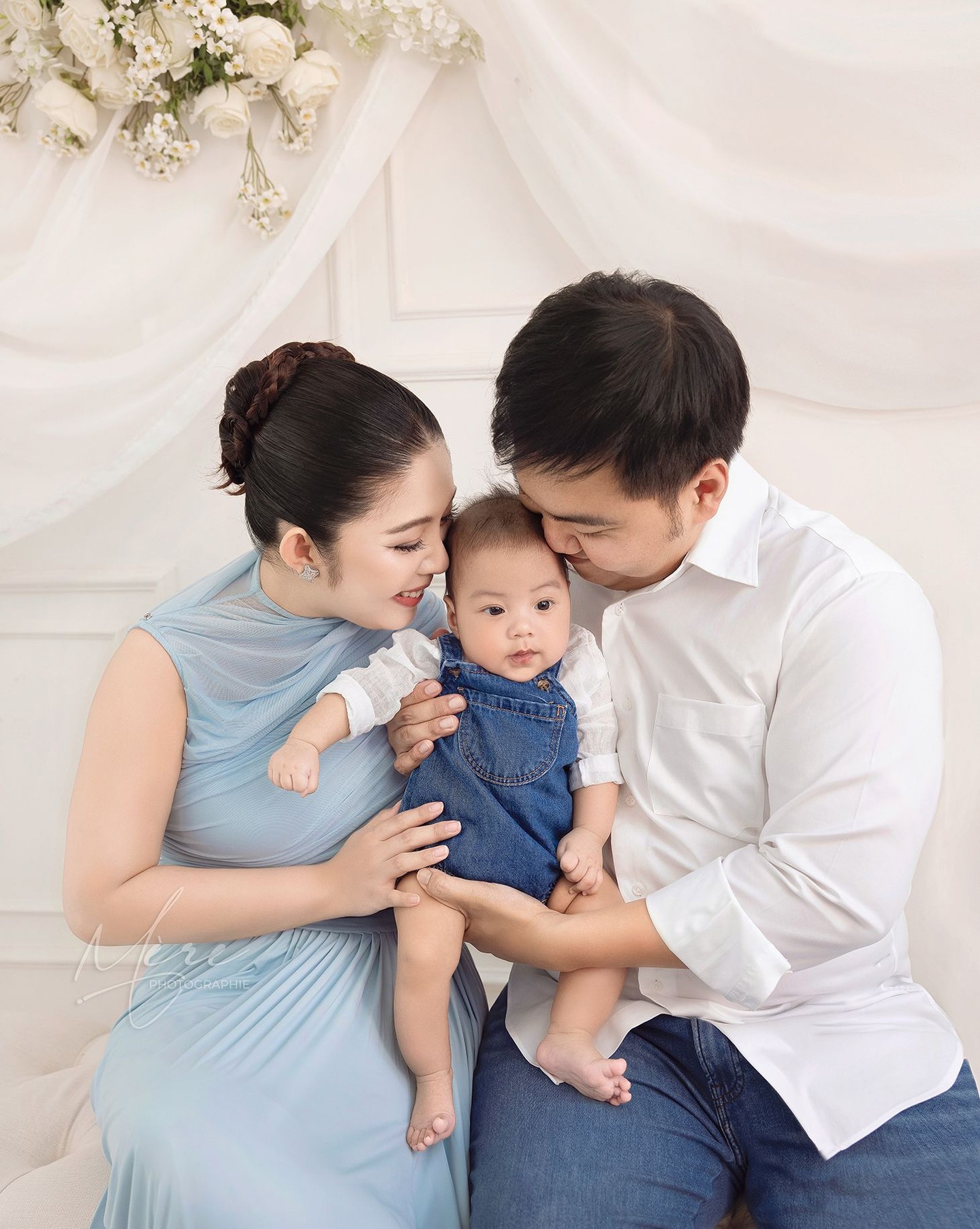 Three months of the sweetest smiles, surrounded by love — and a loyal golden fur baby already watching over their little best friend.
Telegram: +85589892949
Visit our website www.merephotographie.com link in bio
Location: Sen Sok City
#merephotographie #phnompenhphotographer #familyphotography #babyphotography #familymoments #goldenretrieverlove #furfamily #familyportrait #cambodiaphotographer #maternityandnewborn #timelessmemories 📷✨