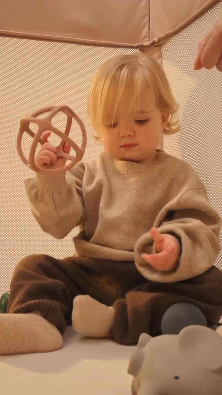 לזוז מהר. להתמקם מהר💫✨
בוגבו סטארדסט נועד לעזור לכם לנוע בקלות, בלי להתפשר על איכות ונוחות. בזכות טכנולוגיה רשומה בהשראת עולם התעופה, הוא נפתח ומתקפל בשנייה כיחידה אחת עם המזרן. נוח, נייד וקל לאחסון, ככה שבכל מקום שתהיו בו, הבייבי ירגיש בבית.🐣 נפתח ומתקפל בשנייה
🐣 אחסון קומפקטי עם מזרן מובנה ותיק נשיאה
🐣 בד אוורירי לזרימת אוויר אופטימלית וקשר עין עם התינוק
🐣 רגליים רחבות ליציבות מרבית
🐣 4 שנות אחריות**ברכישה ממשווק מורשה בלבד ובכפוף לרישום באתר בוגבו