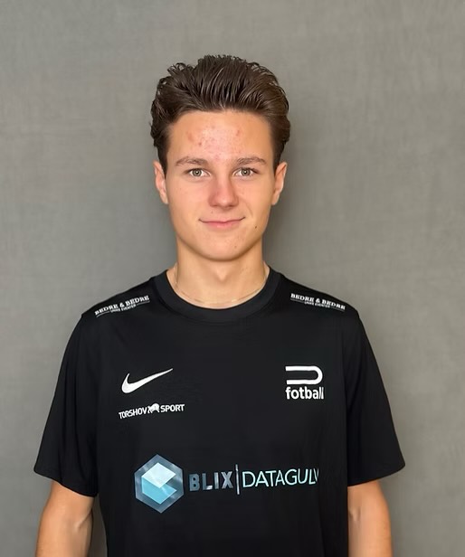 DAGENS PROFIL📸
Navn: Kristian Langseth Syversen🌟
Klubb: Haslum IL
Posisjon: Høyrekant
—————————
Styrker på banen: Hurtighet, smidighet og teknikk
Rituale før kamp: Tar det som det kommer
Fun fact om deg selv: God selvtillit!
Hvis trenerteamet på Dønski skal beskrive deg med ett ord, hvilket? Kjekkas
Velg en fotballferdighet fra medspiller på Dønski? Ballkontrollen til William Håland
Beste øyeblikk med Dønski Fotball? Tyrkia, klink!
To grunner til å søke Dønski Fotball? Variert hverdag og godt miljø og samhold!
#dagens #profil #toppidrett #fotball #dønski