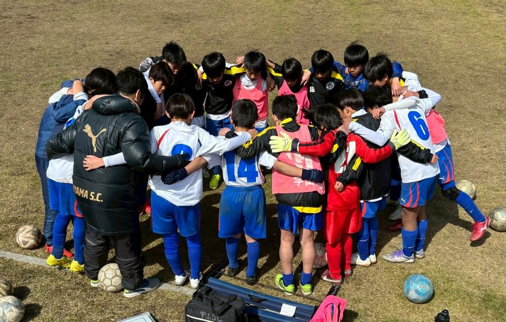 3月7〜8日
U12,11 ✨南大阪サッカー大会✨
宇山SC6,5年生として最後の対外試合…南大阪サッカー大会に出場させていただきました⚽️
結果は46チーム中4位✨
これまでみんなで切磋琢磨して培ってきたものを思いっきり発揮してもらいました😄
2日間通して最後まで諦めずに戦ってくれました‼️が、悔し涙で終わる結果に😢
ただ、全試合が終わった後はいつもの6,5年生で笑顔で遊びへと切り替わっていました😂
みんならしい取り組み方で良かったと思います✨
残すはお別れサッカーと卒団式ですね!
これまで支えてくれた方々への感謝の気持ちを持って締めくくりましょう✨
#宇山サッカークラブ
#宇山SC
#大阪府
#枚方市
#メンバー募集中
南大阪サッカー大会
宇山SC最後の対外試合
感謝
たくさんの応援
ありがとうございました