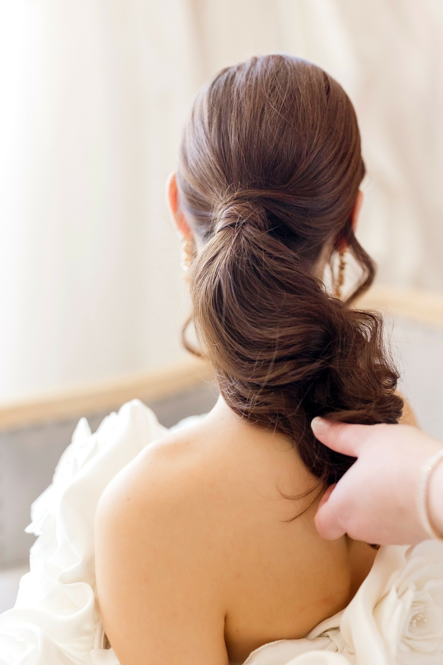 Let’s talk wedding hair + dimensional color.
These updos are absolutely beautiful as is. Solid, dark hair is timeless and stunning on its own.
When we talk about adding dimension, it’s not about changing the color—it’s about how light hits the hair. A little highlight and lowlight can help show off the twists, texture, and movement in an updo, especially in photos.
Both are gorgeous. Dimension just helps the details shine ✨
