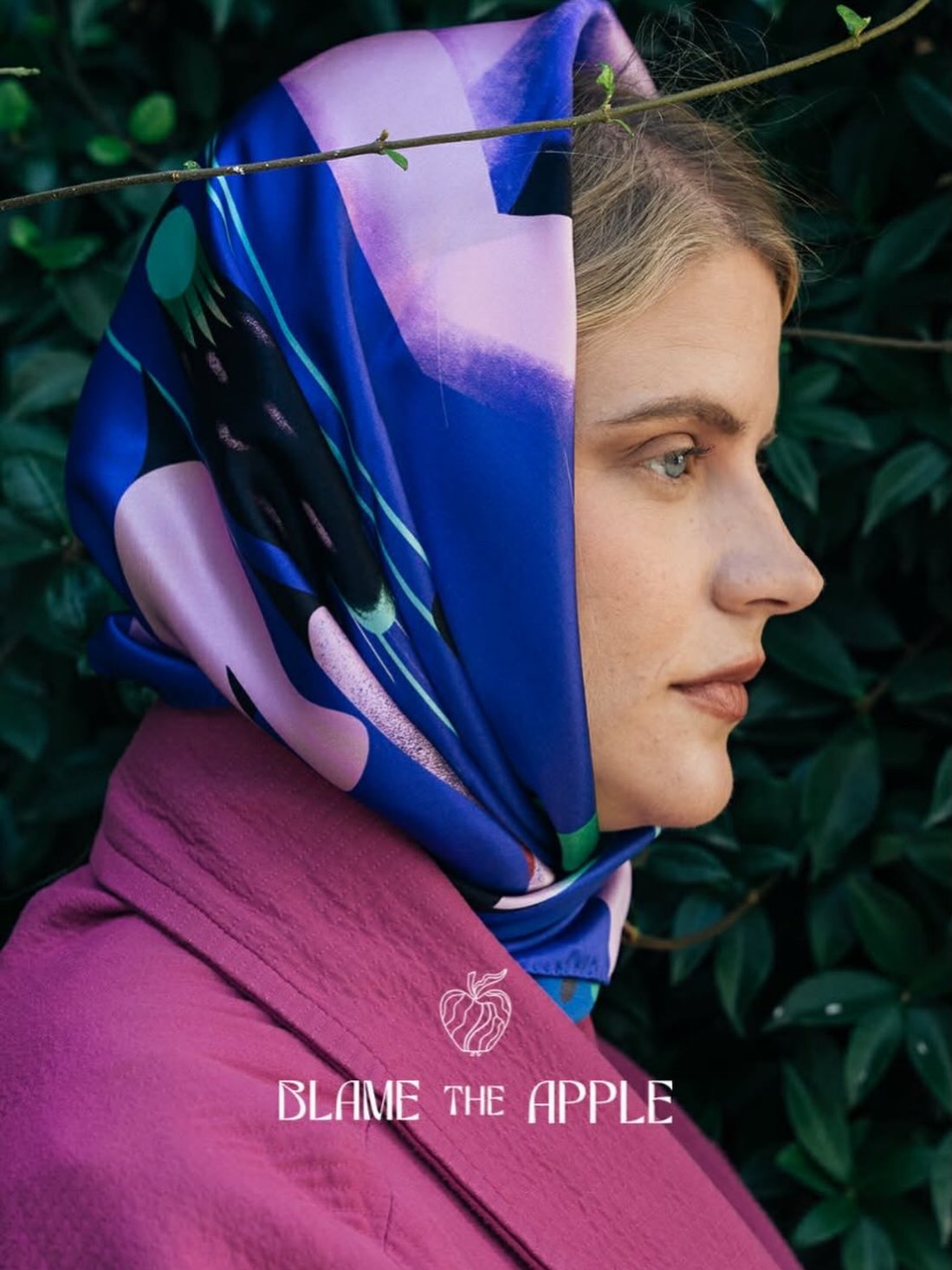 Blame the Apple : Greek Silk Scarves with an urban cool vibe 🍎
#greekdesigner#wholesale#fashionshowroom #silkscarves