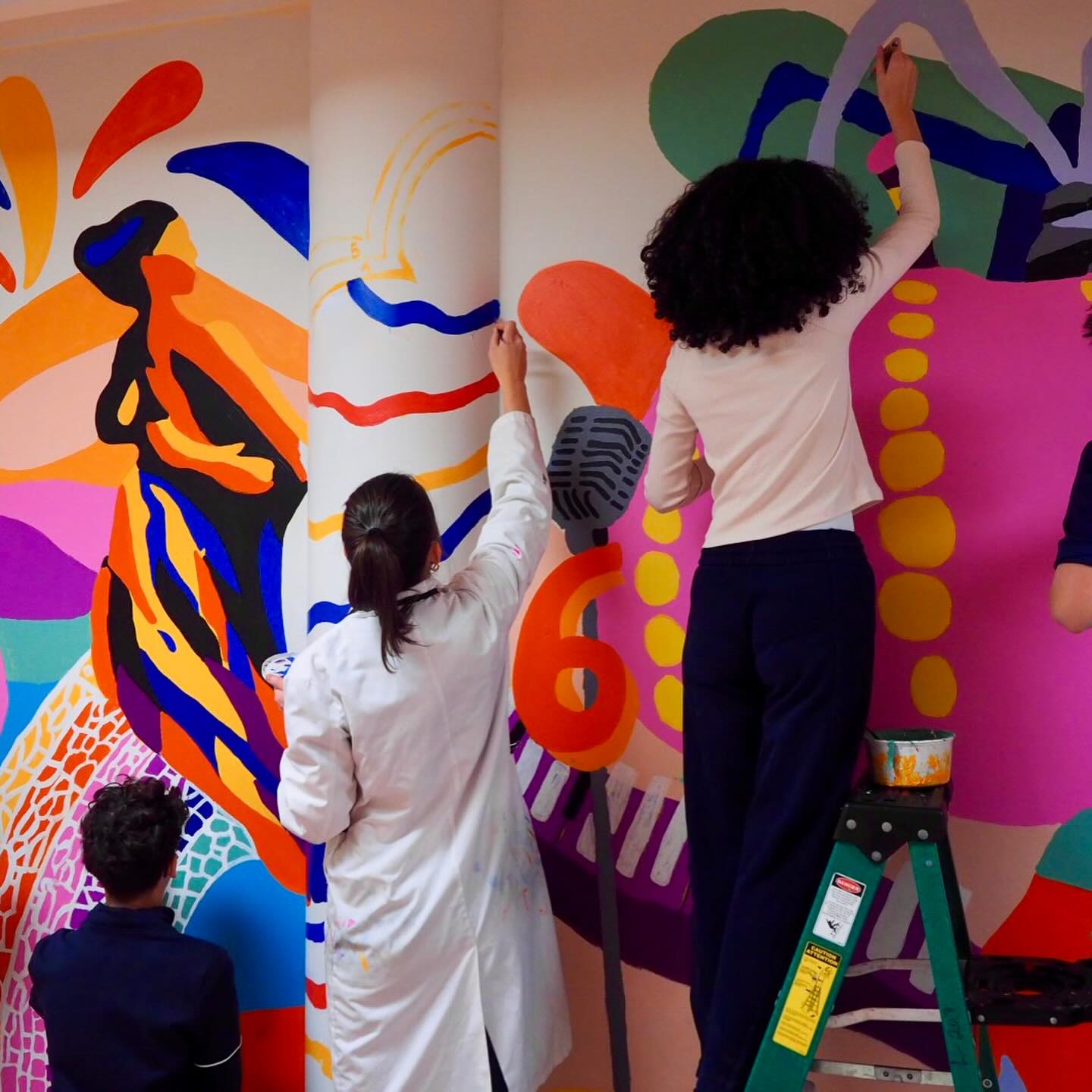 🎨 Murale des Arts au féminin 🎨
À l’occasion de la Journée internationale des droits des femmes, je suis fière de vous présenter ce beau projet initié par @mrynbr, professeure au collège Stanislas 🌼
Cette œuvre est née des dessins réalisés par les élèves de 4e, que j’ai accompagnés dans la composition. Ensemble, les jeunes artistes ont ensuite donné vie à une fresque colorée, engagée et inspirante, rendant hommage au travail et au talent des femmes artistes ✨
Un immense merci à toutes les personnes qui ont contribué à faire de ce projet une réalité 🫶