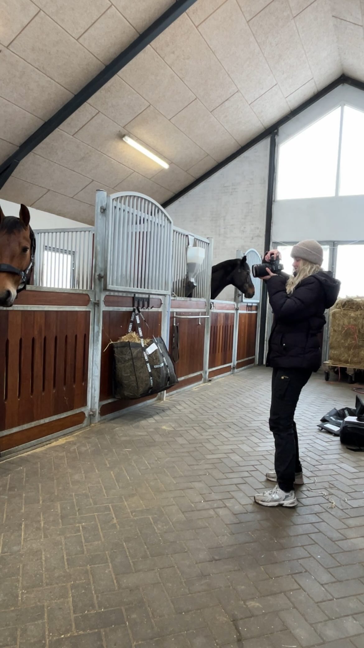 Hvordan kan et brandingshoot hos mig være med til at løfte DIN forretning? 📸🔝🌿
Jeg tager ikke bare tilfældige billeder og laver videoer som alle andre. Jeg sætter mig ind i dine/jeres behov og ønsker, og omdanner det til billeder og videoer I kan bruge på tværs af sociale medier og i markedsføringen.
Når jeg tager billeder og laver videoer, er der en strategi og en handleplan bagved 📸
Det er 2+ timer (alt efter hvilken pakke du vælger) med fuld fokus på dig og din forretning, lokationer/sceneskift/tøjskifte der matcher udtryk og stemning - og giver dig så meget varieret materiale som muligt.
Min filosofi er; vi kan lige så godt være effektive og få så meget godt billede- og videomateriale ud af det, når nu vi alligevel er her 🎥🚀
Du får et galleri fyldt med billeder/videoer med masser af variation og som giver dig mulighed for at forny dit brand, skabe relation og troværdighed hos dine kunder, og som vil give dit et professionelt udtryk.
ER DU KLAR?
Se mere på www.therees.dk 🌿