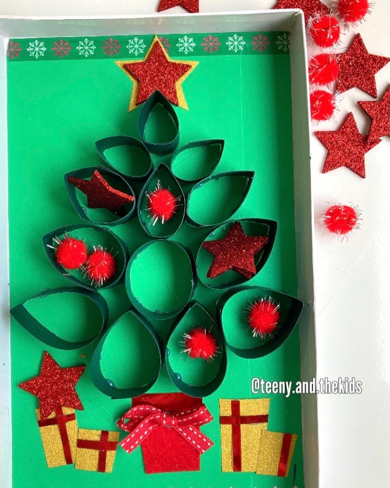 Window shopping for craft ideas 👀🤩💡✂️
If you’re stuck for ideas for either crafts or activities for your kiddos 🤔💭 here’s an idea to help you get inspired!!
Head down to your local shops because, at this time of year, there are some super displays 🎄🤩
If you think about it, behind every display of big brands is a team of talented designers, right? ✍🏻👩🏻🎨🎨
During our last “window shop”, we picked a few faves and turned them into fun crafts.
(So when we pass a shop window now, Céleste says, “How about if we make this, Mummy?” 👧🏻😂)
Here’s the first one we saw at @mauboussin_officiel 🌟🎄
We used:
👠 A shoe box lid
🟩 Green card for the base
🏷 Scraps of green card for the rings
🌟 Table confetti (pom poms and stars)
👦🏻 Axel (1yo) LOVED trying to fit the objects into each ring. And if they didn’t fit, he balanced them on the top. ⚖️
⏰ It kept him entertained for 10 - 15 mins. And then he passed it to me and said “thank you” (as in, “I’ve had enough!” 😂)
💡➡️ If you don’t have scraps of green card, keep it super simple and use a cardboard base with tp rings 📦🧻✂️
Think you might try this out?
Let me know in the comments! 😍💗👇🏻
.
.
.
#mauboussin #christmastree #inspiredbyart #windowshopping #activitiesforbabies #diycraft #recycleandplay #diyinspiration #funbudgetplay #kidscrafts #bastelnmitkindern #cardboardplay #spielideen #activitemanuelle #playandcreatetoday #funlovingcrafts #sustainablecraft #proyectoseducativos #rdveveilaudiy #completementcraft #activities_outofthebox #raisingawildartist #kidscrafts101
#kreativmitkindern #mamancreative #homeschoolingideas #diychallengederwoche #activitiesandcraftsforkids #kidsartactivities