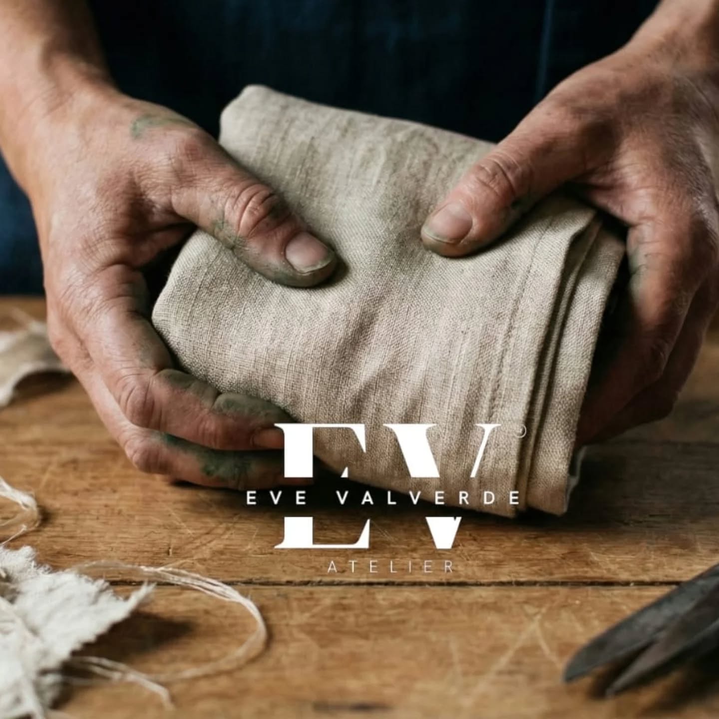 Manos que trazan patrones, que dominan la aguja rompiendo la tela, que no temen al trabajo.
Hoy no celebramos lo efímero. Reconocemos el valor de todas las mujeres que sueñan, que luchan, que conquistan.
#DiaInternacionalDeLaMujer #EvaValverdeAtelier #LujoQuePerdura #TrazabilidadAbsoluta