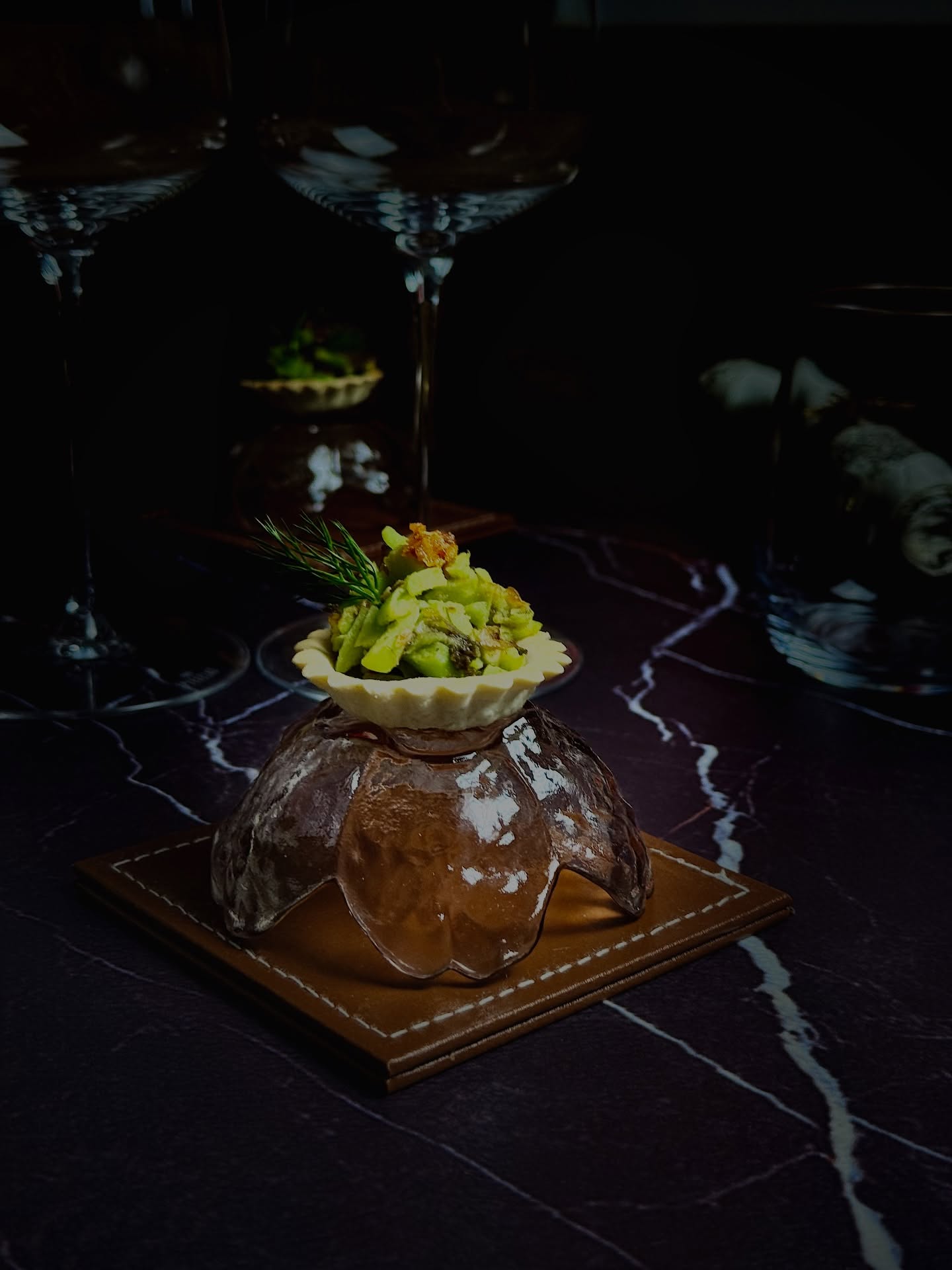 La carte du Soir - La saison de Jīnzhé, Chūnfēn et Qīngmíng
【L’ Éveil des Fèves | 惊蛰 • 豆醒】
De Jingzhe 🐞🌱 (l’Éveil des insectes) à Qingming 🌿☀️ (Pure clarté), la terre respire 🌍💨, les bourgeons s’ouvrent 🌸, et la lumière devient plus douce que le vent ✨🍃.
Les fèves fraîches 🌱, écrasées délicatement, gardent leur douceur végétale et leur texture soyeuse 🤍. L’oignon frit pimenté 🌶️🧅 éclate comme un coup de tonnerre printanier ⚡🌼, les légumes d’olive 🫒 apportent une profondeur saline 🌊, et la tarte croustillante 🥧 les accueille comme un pétale fragile portant la rosée du matin 🌸💧.
Au printemps 🌷, le corps suit l’élan ascendant de la nature 🌿⬆️. Les fèves sont riches en protéines végétales 💪🌱, fibres, fer 🩸 et folates. Elles soutiennent l’énergie ⚡, favorisent la digestion 🌼, et offrent une nutrition légère 🍃, adaptée à la saison du renouveau 🌸.
Entre l’éveil et la clarté 🌅✨, une bouchée suffit pour goûter la saison entière 😋🌱.
从惊蛰 🐞🌱 到清明 🌿☀️,大地在呼吸 🌍💨,嫩芽悄然舒展 🌸,光线也变得比春风更加柔和 ✨🍃。
新鲜的蚕豆 🌱 轻轻压碎,保留着植物般的清甜与丝滑口感 🤍。辣味炸洋葱 🌶️🧅 像春雷般瞬间绽放 ⚡🌼,橄榄菜 🫒 带来一丝咸香的深度 🌊,酥脆的塔皮 🥧 像一片承着晨露的花瓣 🌸💧,轻轻将一切托住。
春天 🌷,身体也顺着自然向上的生长之势 🌿⬆️。蚕豆富含植物蛋白 💪🌱、膳食纤维、铁 🩸 与叶酸。它们补充能量 ⚡、促进消化 🌼,带来轻盈而恰到好处的营养 🍃,正适合万物复苏的季节 🌸。
在惊蛰与清明之间 🌅✨,一口便能尝到整个春天的味道 😋🌱。
📝 Reservations (预订) : www.bistrowu.com
#aixenprovence❤️ #aixmaville #chinesefoodlover #marseille #délicat