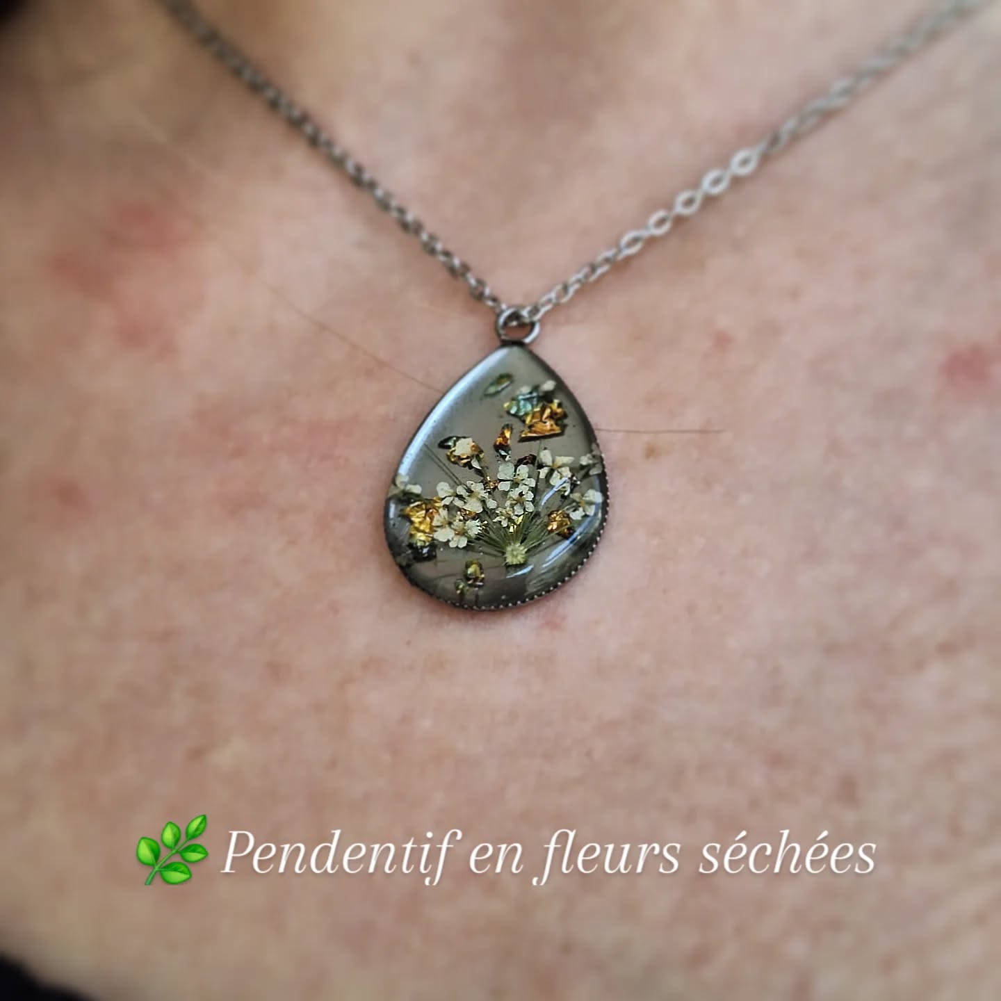 ✨ La nature, capturée dans un bijou ✨
Pendentif en fleurs séchées, réalisé à la main avec soin.
Chaque pièce est unique, comme la personne qui la porte. 🤍
💌 Disponible – contactez-moi en message privé.
#bijoufleurssechees #bijouresine #faitmain #creationartisanale #cmjcrea 🌿