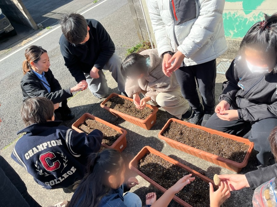 .
.
都内のフリースクールの子どもたちと
栽培体験パート2🌱
今回は、初心者でも育てやすい
小松菜とじゃがいもをチョイス!
説明をしっかり聞いた後は、
小走りで外へ出て作業開始✨
「種が青い!ケーキのトッピングみたい!」
「何にして食べる?」
「こんなに水あげるの?!」
など、積極的に質問や意見が飛び交い、
みんな主体的に参加してくれました☺️
こちらのフリースクールには、
安心できる居場所があり、
自分の意見をのびのび発言し、
お互いを認め合う姿がとても印象的でした。
信頼関係が築かれている、
素敵な空間でした✨
今回の体験が 育てる楽しさや、
自然・野菜・食への興味につながったら
嬉しいです🌱
私にとっても、
とても良い経験になりました。
4月下旬には収穫!
大きく育ってくれますように🥬 🥔
#管理栄養士
#フリーランス管