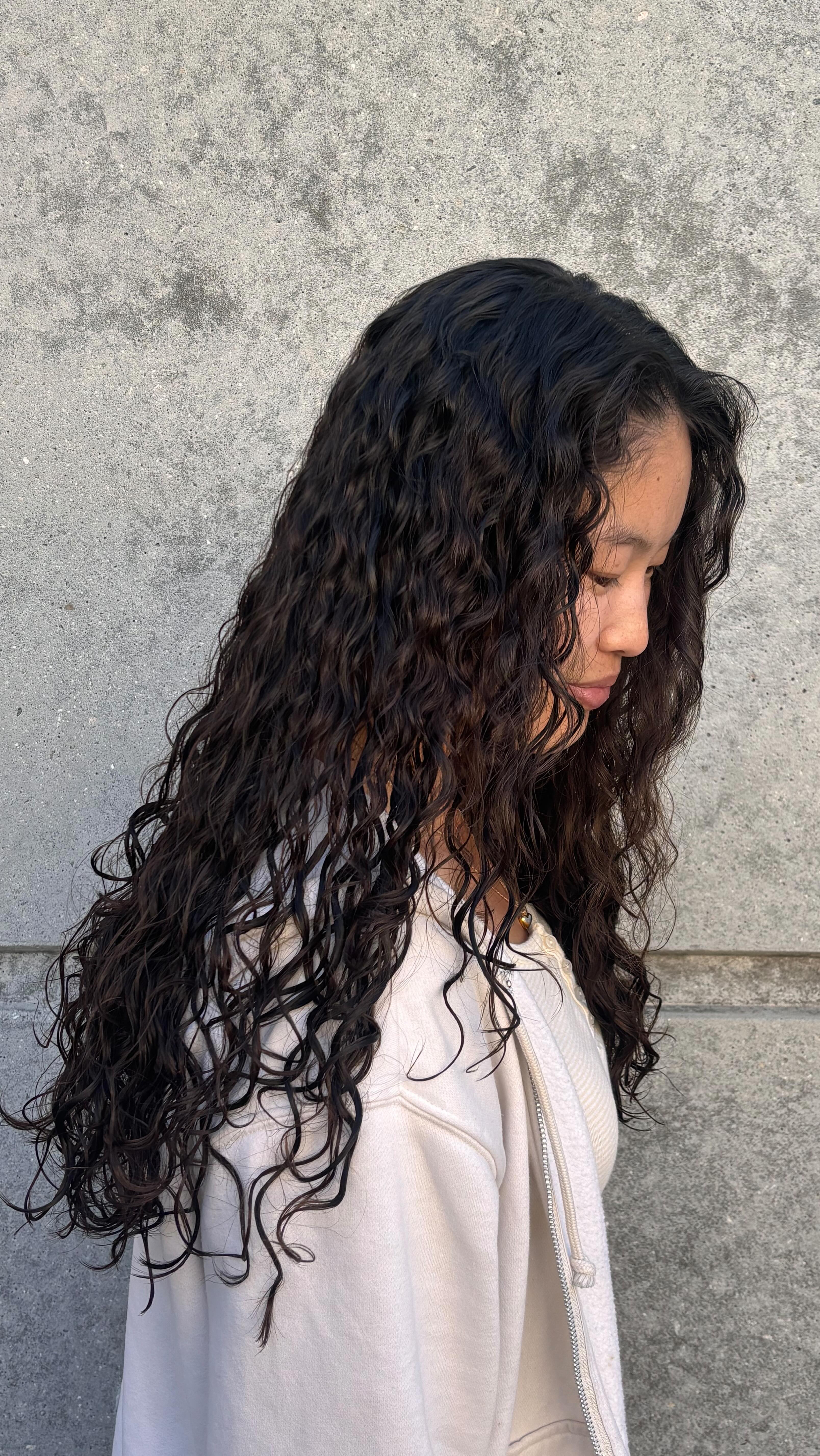 mermaid waves 🧜♀️
had so much fun doing a perm the first time, had to run it back 🙂↕️ also her 2nd time in my chair!!! added some mermaid waves & more texture to her hair. alternated white & purple rods to give variation to the curls & give a more natural look. thank you for trusting me w your hair & @hair.by.kc for tag teamming this service!!
products:
@zotosprofessional alkaline perm
spiral wrapped white & purple perm rods
#perm #mermaidwave #losangeleshairstylis #cosmetologystudent #lahairstylist