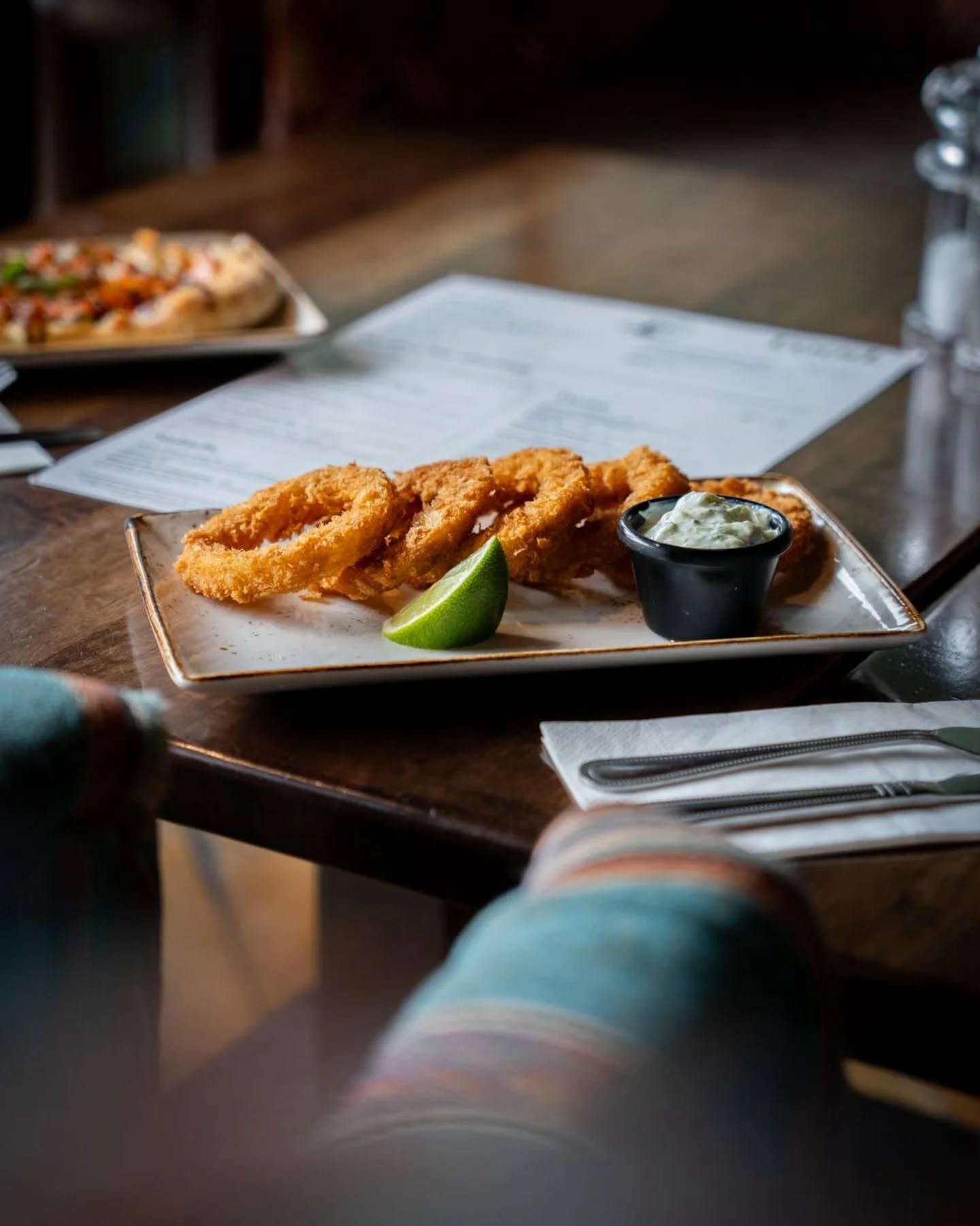 Golden calamari rings, fresh flavours, and a table waiting for you 🦑🍽️ Book your spot in seconds at capones.ie and enjoy your meal without the wait.
#caponesgalway #galwayrestaurants #galwayfoodscene #seafoodlover #eatoutgalway