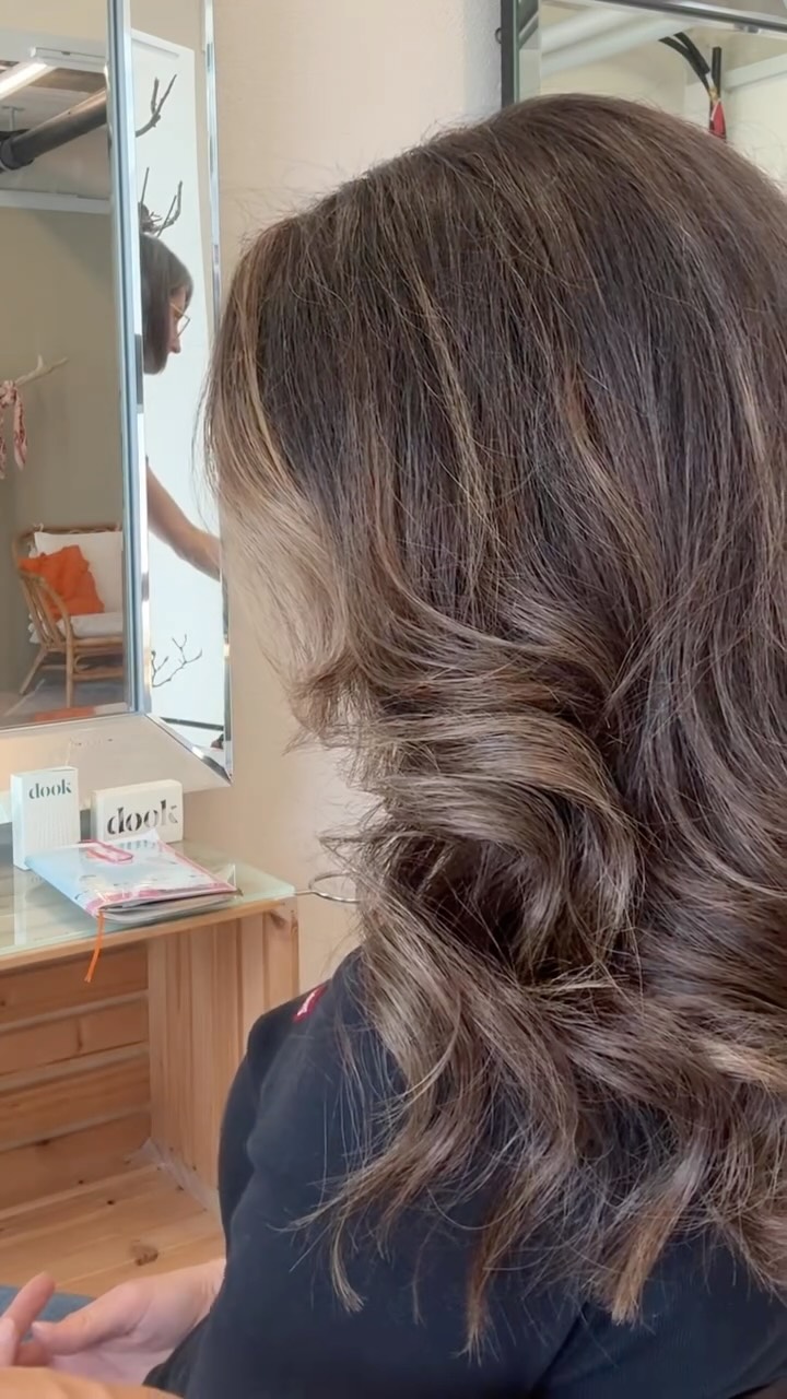 #originalmineralswitzerland #uster #ustercoiffeur #coiffureuster
BALAYAGE
Bei dieser tollen Kundin habe ich mich für ein Balayage entscheiden, weil es mir Helligkeit in den Längen kreiert und trotzdem natürlich aussieht.
Weil sie wollte heller aber nicht zu blond wirken ✌️