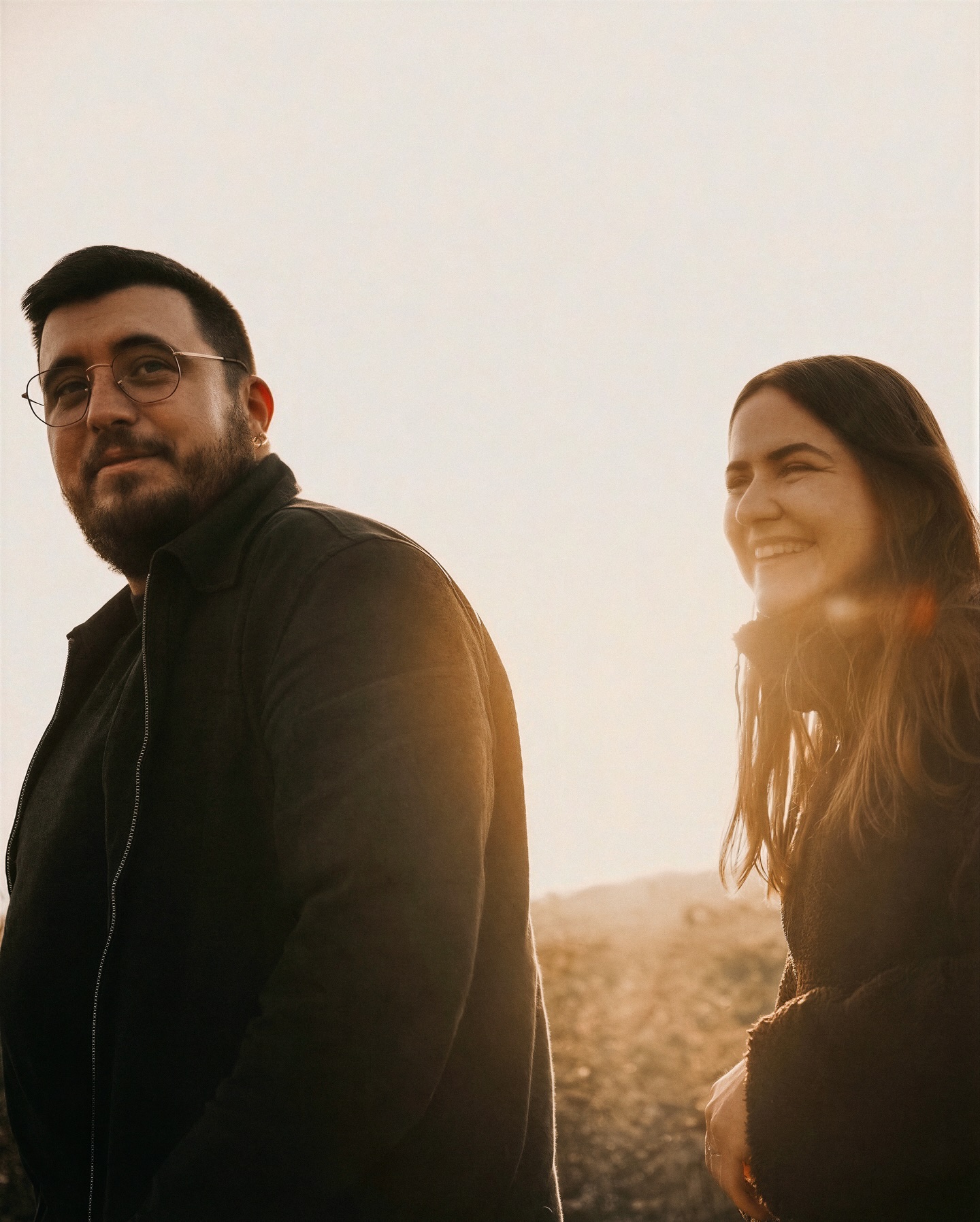 Il y a la famille dans laquelle on naît… et puis, il y a celle que l’on choisit 🤎
Après toutes ces années, j’ai enfin pu vous photographier. Un moment simple, une balade, la golden hour.
Vous m’avez fait confiance pour capturer ce lien qui vous unit. Et qui nous unit. A&L, vous êtes des personnes rares. Celles qui sont là dans les bons moments… mais aussi dans les plus difficiles. Celles qui vous relèvent quand tout vacille. Celles sans qui ma vie ne serait tout simplement pas la même.
Merci d’être vous. Merci d’être là.
#aixenprovence #dijon #photographeaixenprovence
—
Toi aussi tu veux tes photos au coucher du soleil ? Réserve ta séance et contact moi en DM.
Photographe de couple à Aix-en-Provence et Dijon
Golden hour / Natural light ☀️