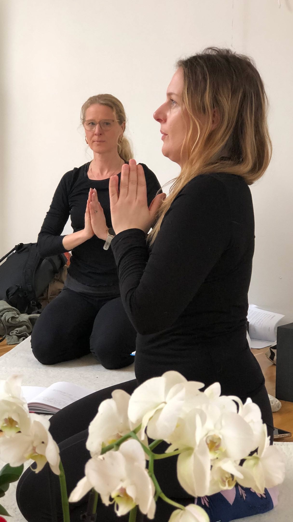 Takk for en engasjerende helg med oppstarten på årets yogalærerutdanning! 🤩🙏🏻 Allerede første helgen har studentene lært mye om hjernen og nervesystemet og hvordan vi gjennom yoga og pust påvirker nervesystemet. Med enkle oppmerksomhetsøvelser og dyp pust kan vi tilrettelegge for mer ro og mindre stress. @jannickewiel holdt for første gang på de 11 årene med yogalærerutdannelse et foredrag i klasserom der alle satt på pulter! Vi hadde et hyggelig felles måltid på fredagen for å bli bedre kjent.🍲
Gjennom å øve undervisning på hverandre to og to, og gjennom anatomiske undersøkelser av bevegeligheten i hoftene, veiledet av Anne Kristine Kavli og Frode Johansen fra @iyogakolbotn , ble det mange gode anledninger til å bli bedre kjent med både hverandre og egen kropp. 🥰
Anatomiundervisningen på utdanningen er i stor grad erfaringsbasert. Gjennom å forstå hvordan leddene er formet, lærer vi om vår egen bevegelighet og hvilke muligheter og begrensninger hver enkelt kropp har. Det gir oss både selvmedfølelse med oss selv og ydmykhet i forhold til andre.
Pia Maria Kozlowski gikk grundig gjennom de fundamentale prinsippene for stående stillinger og hunden som ser ned. Studentene fikk prøve, se på hverandre og øve instruksjon på hverandre. Underveis under helgen var det også tid for ro og avspenning. Jannicke underviste rolig yoga som studentene skal praktisere hjemme og øve på å undervise andre.
Vårt høyeste mål er at hver og en skal bli kjent med seg selv og sin egen kropp, og finne gode måter å gjøre sin egen yogapraksis på. Egenomsorg og selvrespekt er viktig. Hjemmeleksen er å puste rolig og gjøre en daglig takknemlighetspraksis for å trene hjernen og nervesystemet til å finne gode innganger til ro og restitusjon. Når en yogalærer finner roen i seg selv, er det den beste forutsetningen for å kunne hjelpe andre til hvile, konsentrasjon, læring og forandring. Bygget på oppmerksomt nærvær og kroppsbevissthet, utvikler vi yogapraksisen og utvider med et stort antall øvelser - klassiske yogastillinger og nye somatiske øvelser - som studentene får lære.
#vinyasayoga #fellesskap #yogalærerutdanning #somatiskyoga #yogaoghjernen @yoginipi @jannickewiel @iyogakolbotn