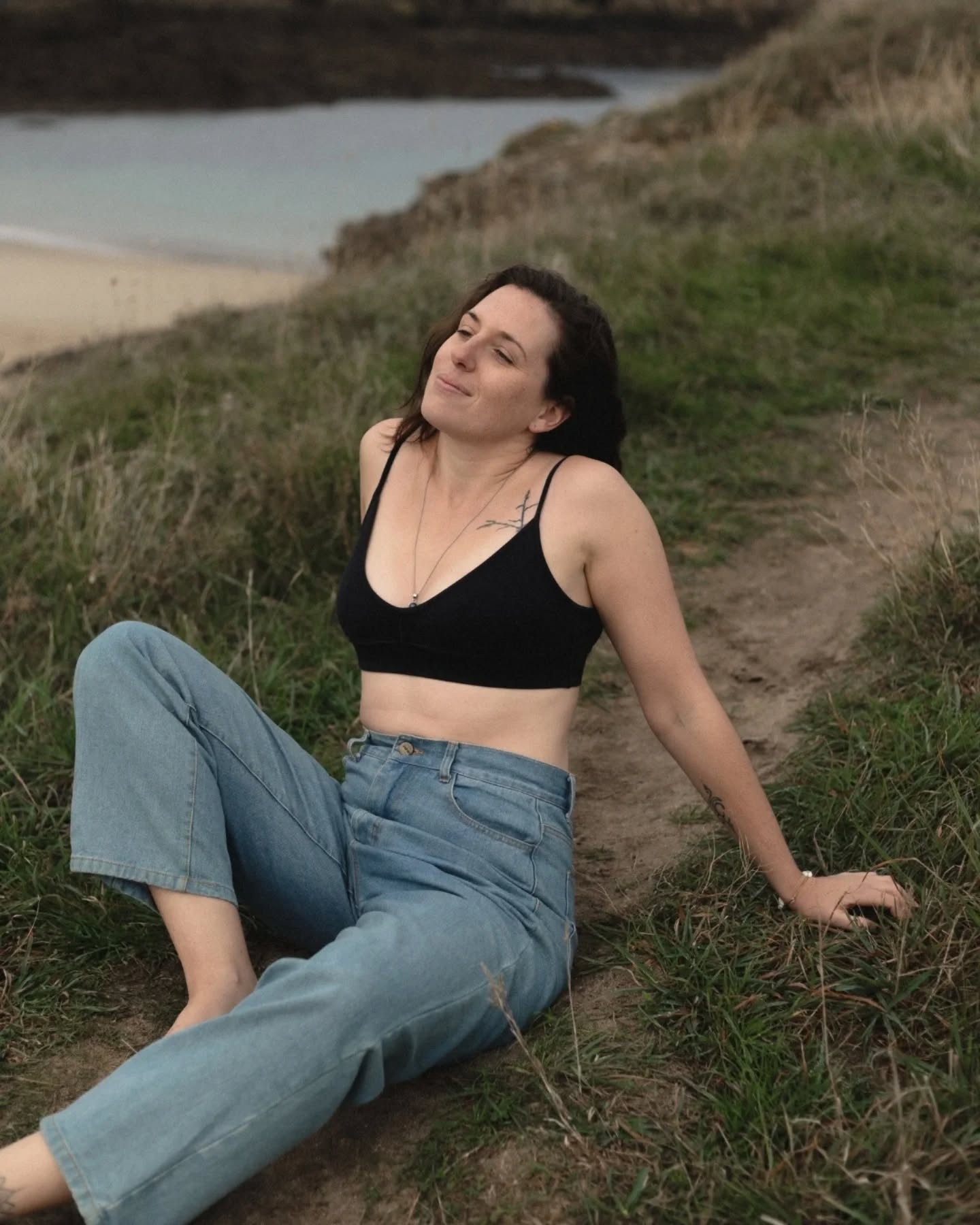 ~ shooting estime de soi
Reprendre le pouvoir sur son image. S'offrir un autre regard.
Poses naturelles et éclats de rire sincères 🤍
📷 séance avec @tiffanyt13_
**
Je m'appelle Alison et je suis photographe, vidéaste et directrice artistique 📷 🎬 💭 basée à Saint Malo, œuvrant partout où vos projets nous mènent.
Vous avez un projet personnel ou professionnel autour de votre image : contact@anbestudio.fr. 💌