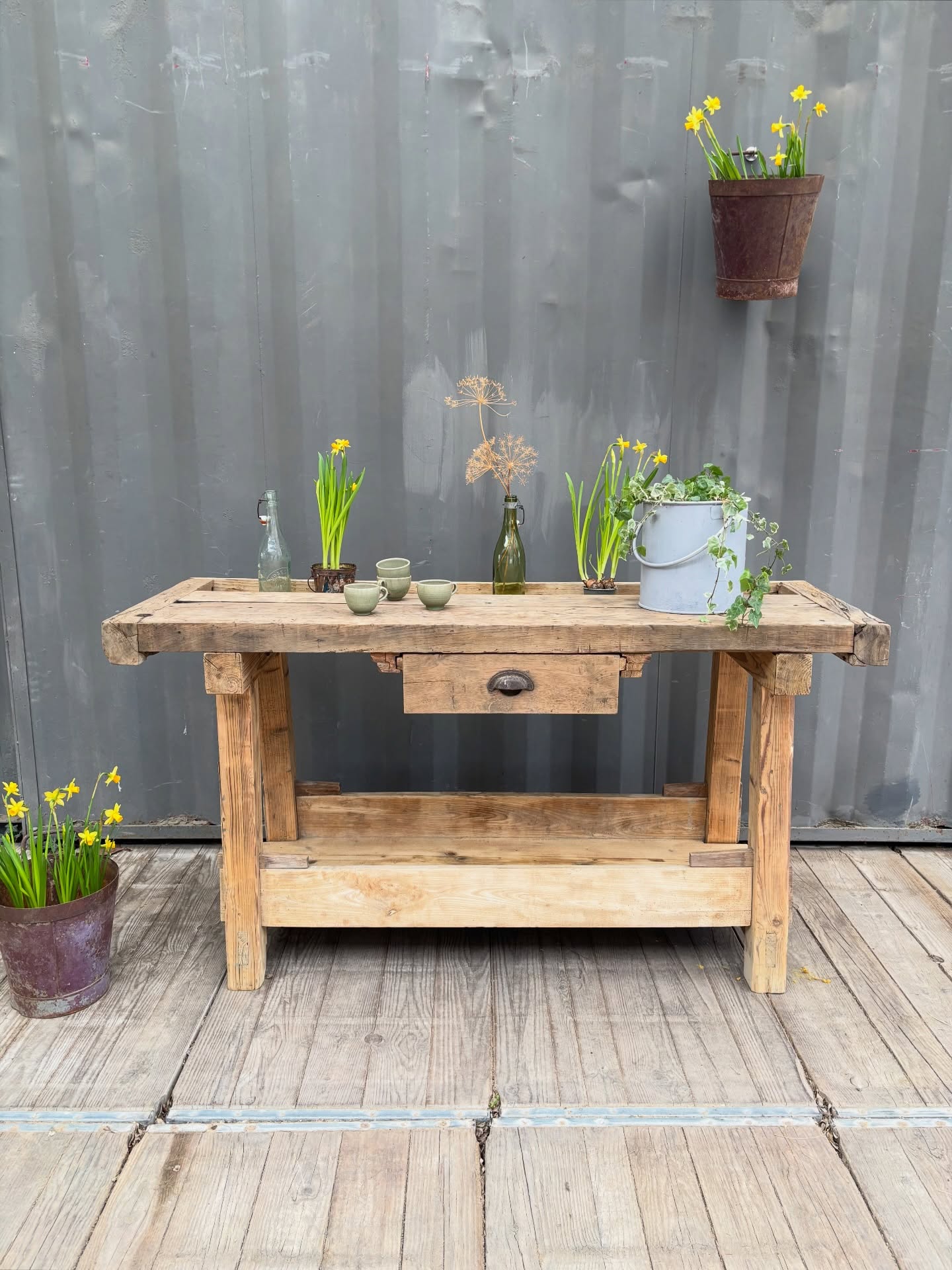 🌼 Un vieil établi qui reprend vie…
Plateau en chêne, piètement en sapin assemblé à l’ancienne avec tenons et mortaises.
Un grand tiroir en chêne, poignée coquille en fonte
Des heures de travail, beaucoup d’huile de coude… et le bois raconte à nouveau l’histoire de ce magnifique meuble de métier 🤎
Dimensions : L 160 x P 60 x Ht 84 cm
Visible en boutique aux @pucesducanal
Et sur notre site (lien en bio)
🔎 www.woodson-interior.com
#etabli #brocante #workbench #brocanteenligne #meubledemetier