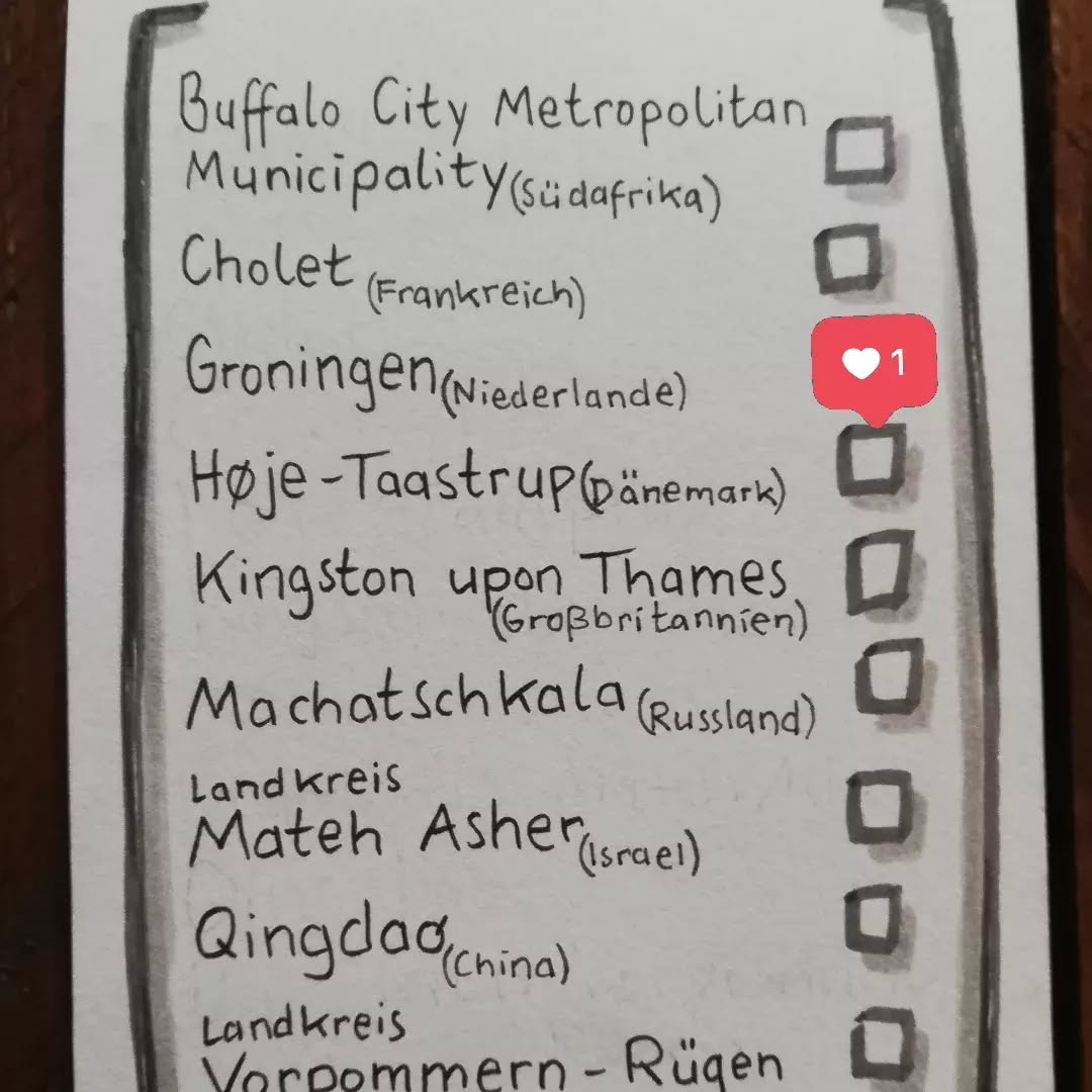 Groningen (Niederlande) | Kulturpartner: Leslie Kamps
English below
Aus Groningen, wohl Oldenburgs bekannteste und nächstgelegene Partnerstadt, kommt der heutige Beitrag. Dörte Putensen Brief und Kunstwerk wurden zu Leslie Kamps in Groningen (Niederlande) verschickt.
Wir freuen uns, wenn auch Sie bis zum 17. August Zeichnungen, Bilder und Collagen bestaunen und lesen, wie Kreative immer wieder neue Wege finden.
Nehmen Sie die Eindrücke der Ausstellung mit nach Hause und - schreiben uns gerne einen Brief.
Dörte Putensen
Instagram @doerteputensen.artist
Website https://www.doerteputensen.de/
Leslie Kamps
Facebook @leslie.kamps
Instagram @kampsleslie
Website http://www.lesliekamps.nl/
-----
Groningen (Netherlands) | Cultural partner: Leslie Kamps
Today's contribution comes from Groningen, probably Oldenburg's best-known and closest sister city. Dörte Putensen letter and artwork were sent to Leslie Kamps in Groningen (Netherlands).
We would be delighted if you too were to marvel at drawings, paintings and collages until 17th of August and read how creative people are always finding new ways.
Take the impressions of the exhibition home with you and - feel free to write us a letter.
#11friendsofculture #brieffreundschaft #partnerstädte #machwerkoldenburg #stadtoldenburg #oldenburg #kulturbüro #kulturförderung #jungekultur #exchange #austausch #brief #kulturbrief #culturalexchange #kunst #artwork #künstlerkorrespondenz #international #kultur #kulturstadt #innovation #wirbrauchenkunst #analog #selbstgeschrieben #handschriftlich #selbstgestaltet #reflexion #nachhaltig #kunst
www.kulturaustausch-oldenburg.de