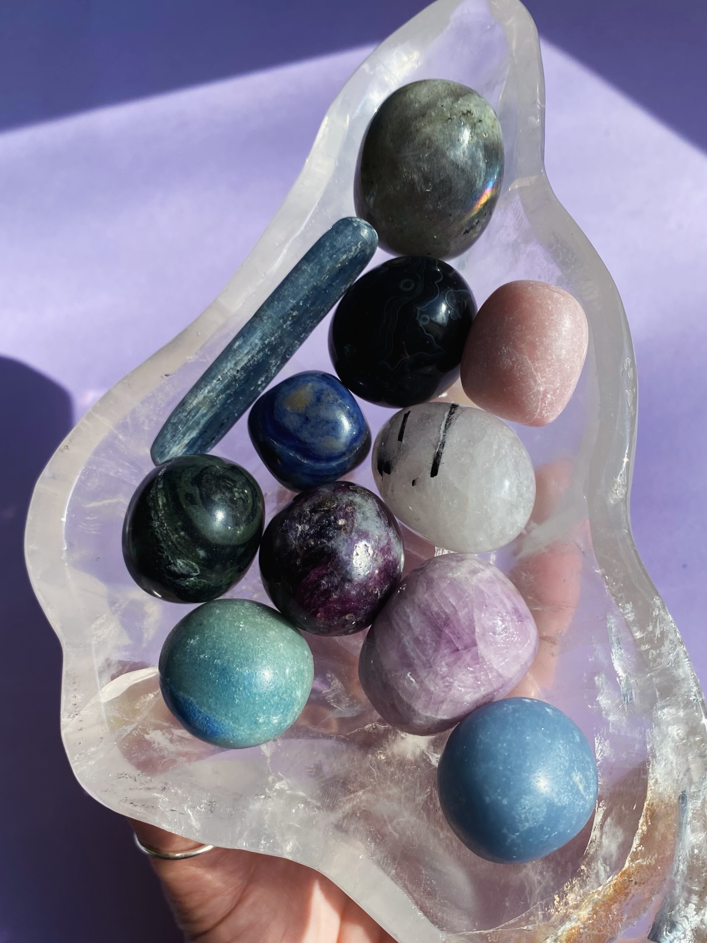 🪐💎LA SÉLECTION 2026 « Uranus : je libère mon pouvoir créateur ».
Une sélection de pierres roulées de qualité supérieur pour ouvrir votre esprit et créer votre réalité comme vous l’entendez 👩🎨
Donc oui, j’ai encore craqué 😅 mais ça en valait la peine 🤩
Dans ce magnifique bol de cristal de roche se trouvent :
-Labradorite
-Cyanite
-Agate de Gobi
-Sodalite
-Jaspe Kumbaba
-Trolleite
-Angelite
-Lepidolite
-Kunzite
-Opale rose
-Cristal de roche tourmaline
Alors lesquelles vous font de l’œil jolies âmes ?