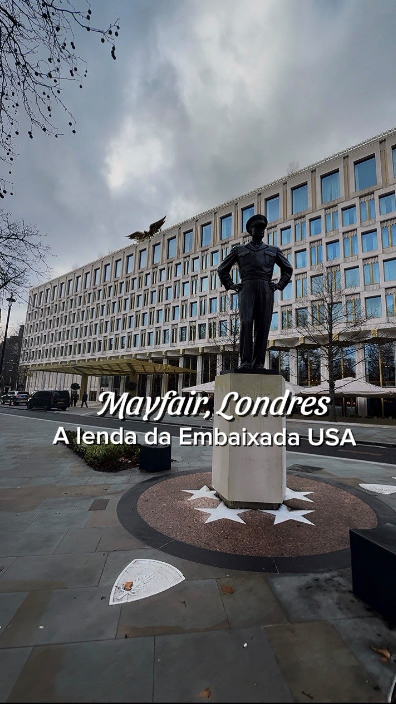 Você sabia que existe uma história curiosa por trás da antiga embaixada dos Estados Unidos em Mayfair, uma das áreas mais exclusivas de Londres? 🇬🇧🇺🇸
Reza a lenda que o futuro presidente John F. Kennedy tentou comprar o terreno da embaixada americana em Grosvenor Square, mas a resposta teria sido surpreendente: devolver Miami à família proprietária do terreno.
A negociação nunca aconteceu, e a propriedade permaneceu sob controle da Grosvenor Estate. Décadas depois, a embaixada acabou se mudando para Nine Elms, em 2018.
Mas será que essa história é verdade ou apenas uma lenda urbana londrina? O que você acha?👀
‼️ DISCLAIMER: Antes que os historiadores de plantão gritem: Essa lenda urbana é da década de 50, dizem que as negociações começaram na década de 50, mas ela é associada ao Presidente John F. Kennedy, que só entrou na presidência em 1961. Isto significa que:
1. Não é verdade a lenda urbana
2. As negociações podem ter iniciado com o presidente anterior ao Kennedy, o presidente Dwight D. Eisenhower, ou quem sabe um anterior ainda, Harry S. Truman
3. A “fofoca” só ia ficar mais interessante com um presidente mais “famoso”
4. Ou é apenas isso, LENDA URBANA!
🎥 Contamos essa curiosidade histórica e muitas outras no nosso vídeo de Mayfair em Londres no nosso canal EmiLou Day by Day | Irmãs Viajantes. Você encontra passeios completos e histórias fascinantes de Londres.
🔗 Link na bio.