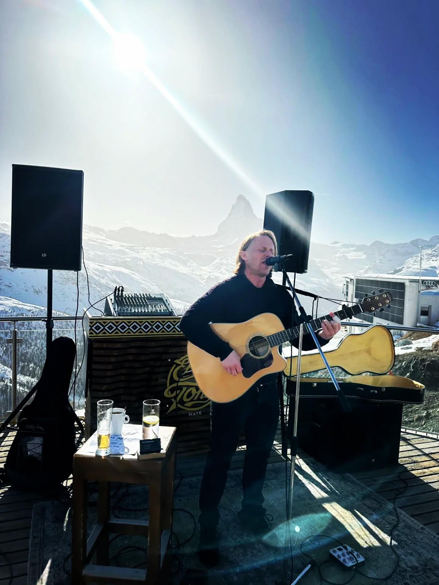 🏔 Zermatt 🏔 - Das isch hüeru glatt gsi🤩❄
Vile Dank @blauhaerd2581 für das Après-Ski Konzärt i dere einmalige Location uf 2581 m.ü.M. 🎶🎸
#zermattmatterhorn
#zermatt
#apresski
#mountainmusic
#knockingonheavensdoor