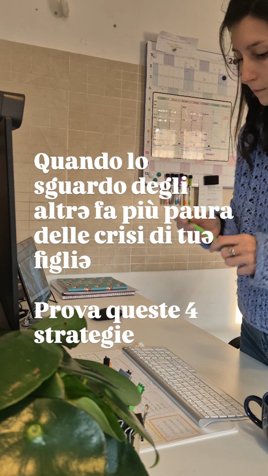 Il giudizio degli altri può farci vacillare anche quando pensiamo di essere allineatə alle nostre scelte educative.
Ecco 4 strategie concrete per gestirlo:
1️⃣ RICONOSCI LA PROIEZIONE
Spesso quella critica parla più di loro che di te. Ognuno si muove con il proprio bagaglio di paura, insicurezza, bisogno di sentirsi "nel giusto".
2️⃣ RISPECCHIATI NEL TUO CERCHIO DI SUPPORTO
Non sei fattə per farcela da solə. Nessun genitore lo è. Circondati di persone che parlano la tua lingua emotiva, che non ti fanno sentire stranə quando scegli gentilezza e consapevolezza.
3️⃣ USA IL GIUDIZIO COME VERIFICA GENTILE
Chiediti: C'è qualcosa di utile qui dentro? Questa osservazione tocca un punto che voglio esplorare? Invece di reagire, datti il tempo di osservare. Invece di difenderti, datti il tempo di valutare.
4️⃣ MICRO-REGOLAZIONE EMOTIVA
Il giudizio crea un micro-allarme nel corpo. Puoi spegnerlo con azioni di 5-10 secondi: una mano sul petto e un respiro lento. Un pensiero funzionale: "Sono al sicuro. Questa emozione passa.". Gesti minuscoli ma capaci di interrompere il loop del giudizio e riportarti centratə.
-
Il giudizio tocca punti profondi della nostra identità. Non commenta solo quella scelta, quel gesto, quel momento, quella situazione ma parla del nostro amore, dei nostri valori, del modo in cui ci percepiamo come genitori, per questo facciamo fatica a lasciarlo andare.
È come se qualcuno mettesse una lente d'ingrandimento proprio sulle parti più sensibili di noi.
Attiva una risonanza identitaria, così le parole degli altri non rimbalzano semplicemente addosso a noi ma ci risuonano dentro ciò che è già importante, già delicato, già in trasformazione.
È bene ricordare che il pensiero altrui non definisce il tuo valore come genitore.
Gli altri vedono un frammento, un istante, una scelta.
Tu invece vivi l'intera storia: conosci le motivazioni, la cura, le fragilità, il desiderio di fare del tuo meglio ogni singolo giorno.
✨ Come ti "muovi" nel pensiero o nella critica che l'altro ti porta? Riesci a tenerlo alla giusta distanza o ti invade?✨